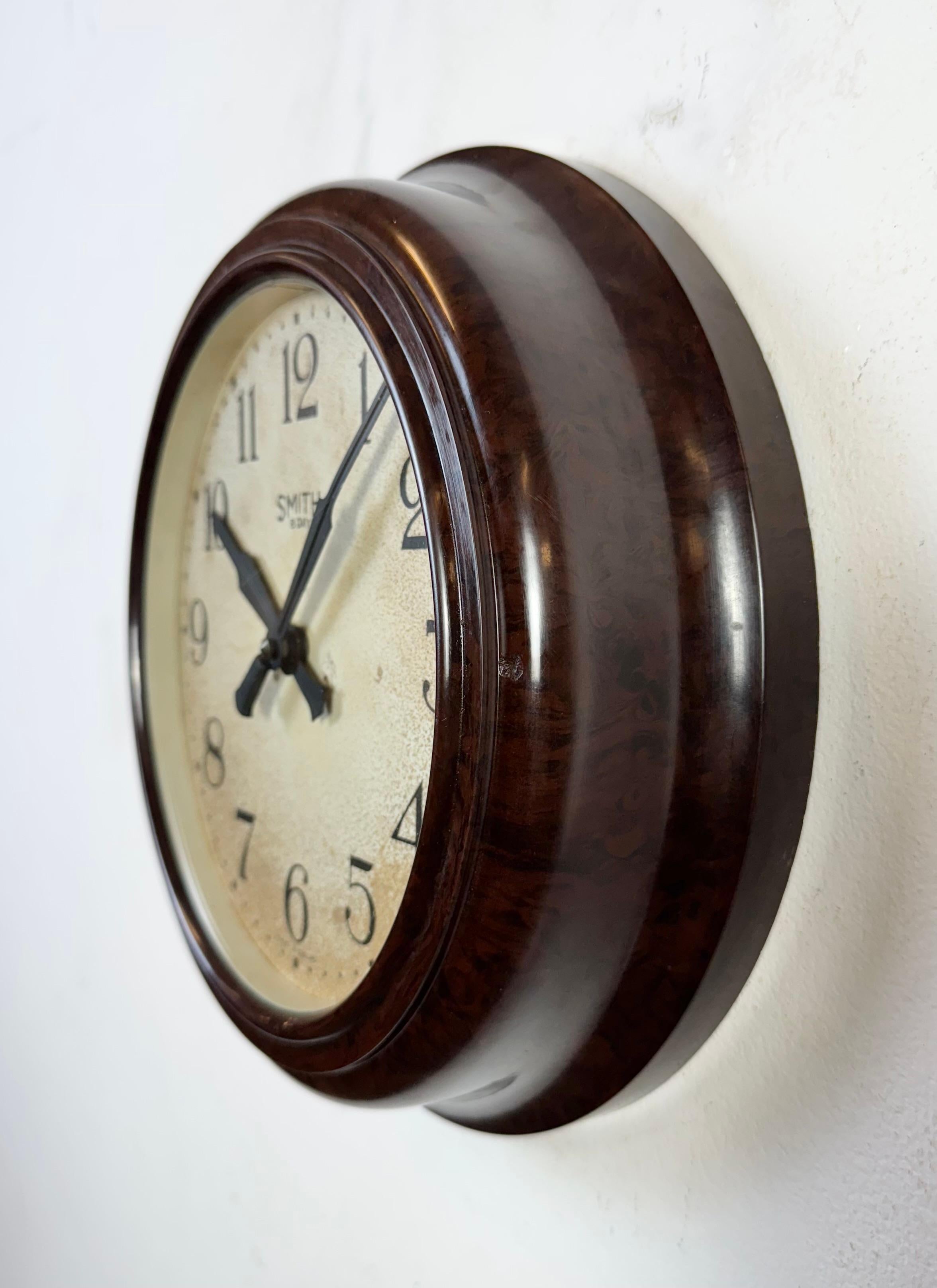 Britannique Horloge murale vintage en bakélite Brown de Smith, années 1950 en vente