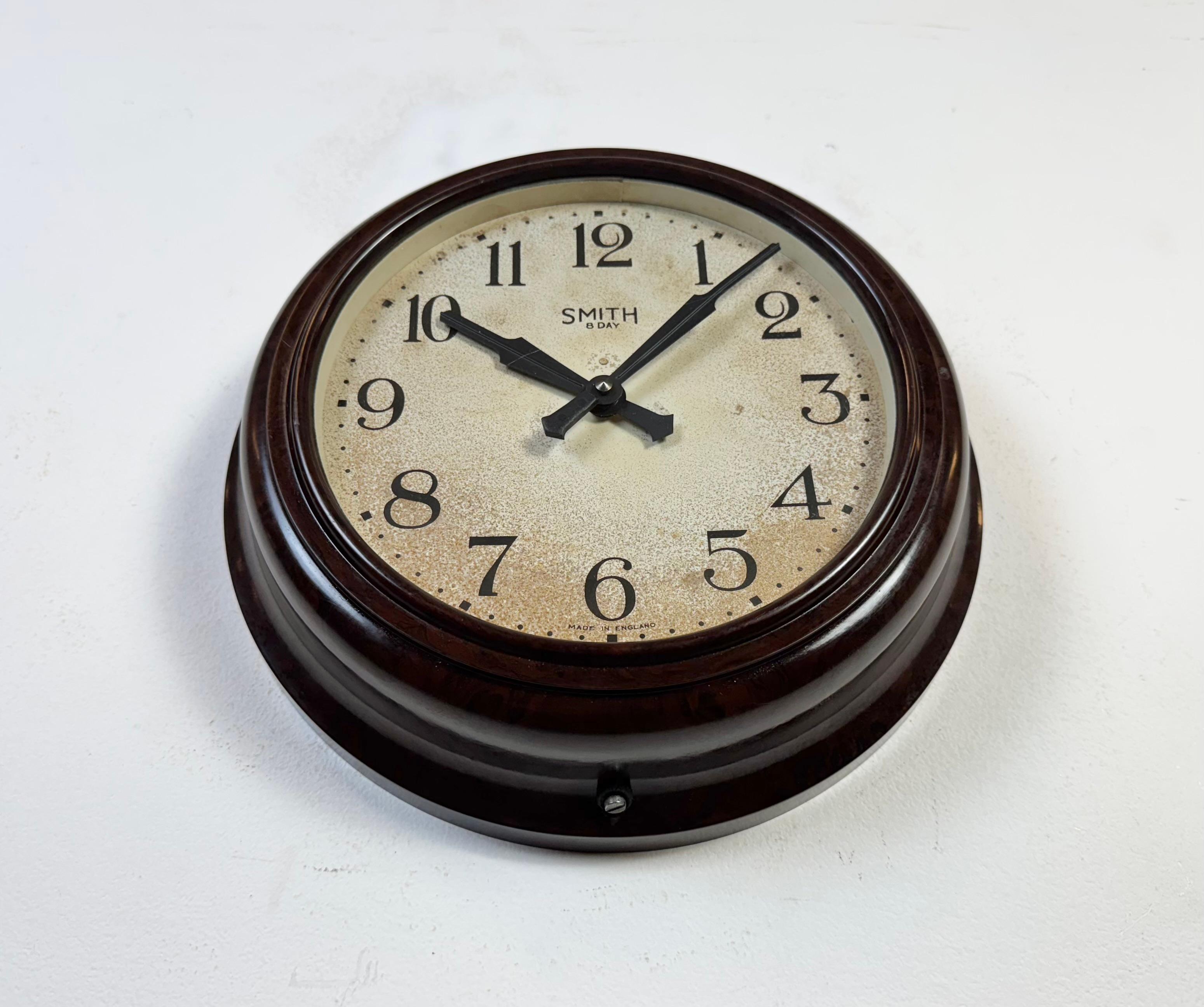 Horloge murale vintage en bakélite Brown de Smith, années 1950 Bon état - En vente à Kojetice, CZ