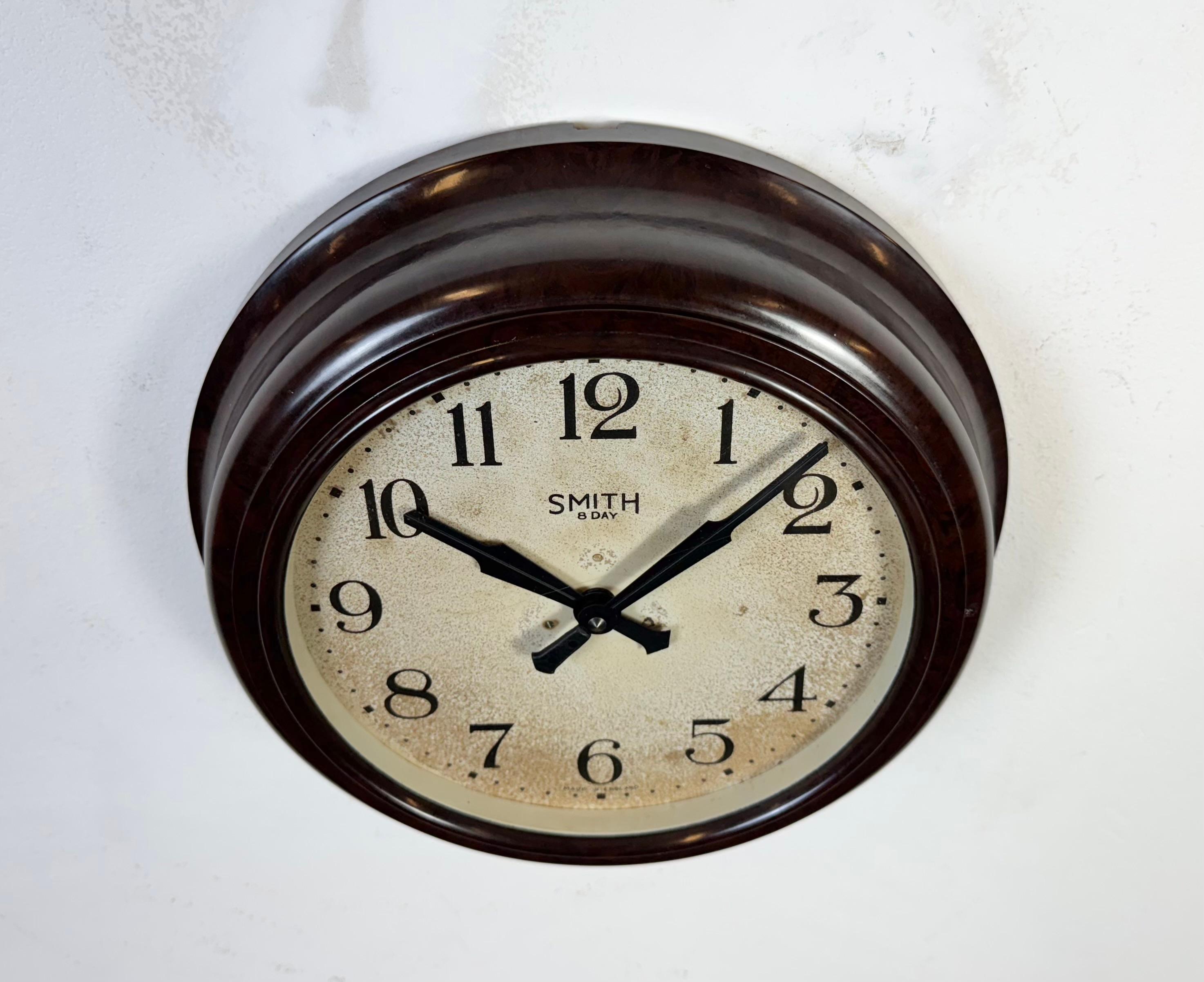 20ième siècle Horloge murale vintage en bakélite Brown de Smith, années 1950 en vente