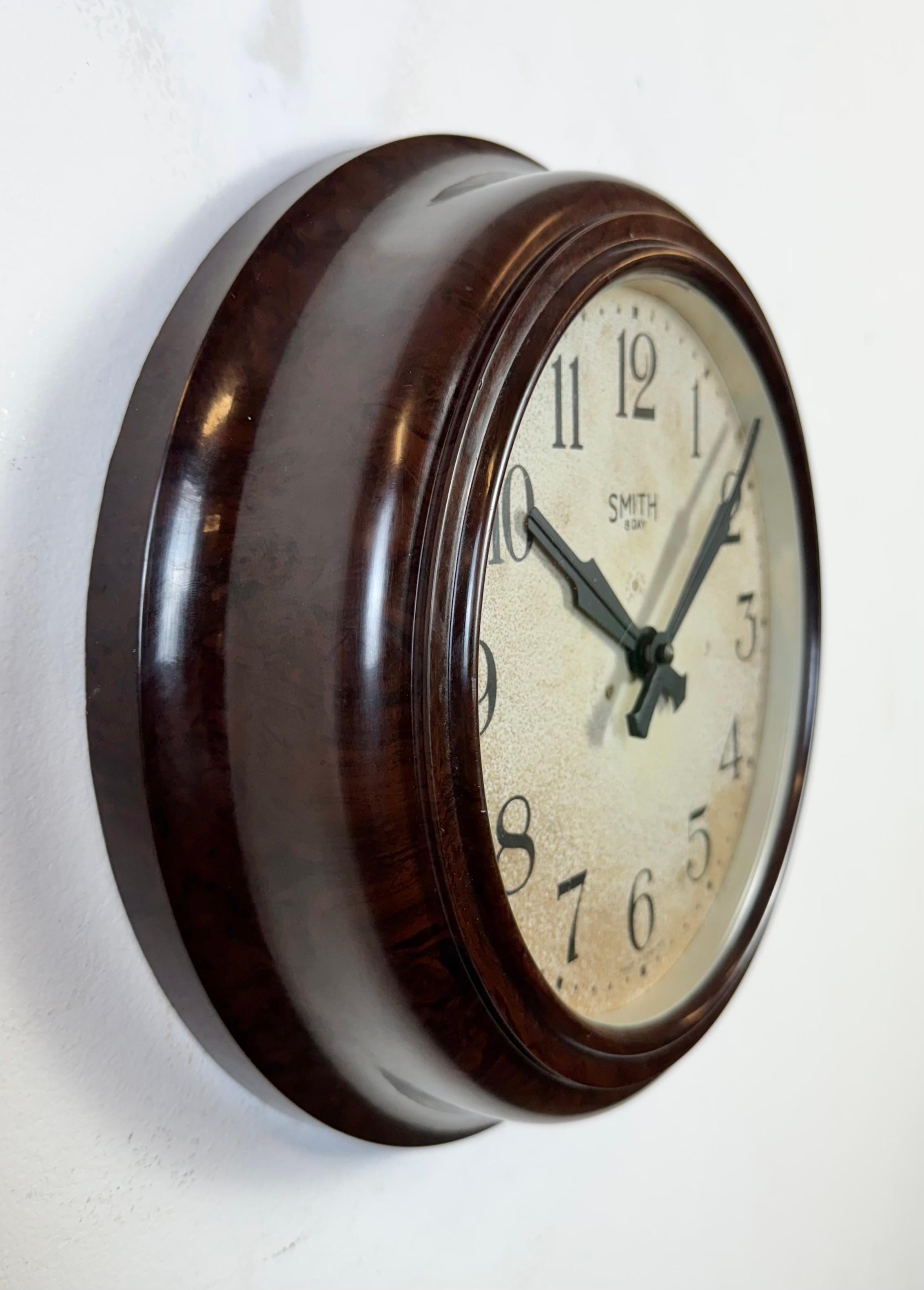 Verre Horloge murale vintage en bakélite Brown de Smith, années 1950 en vente