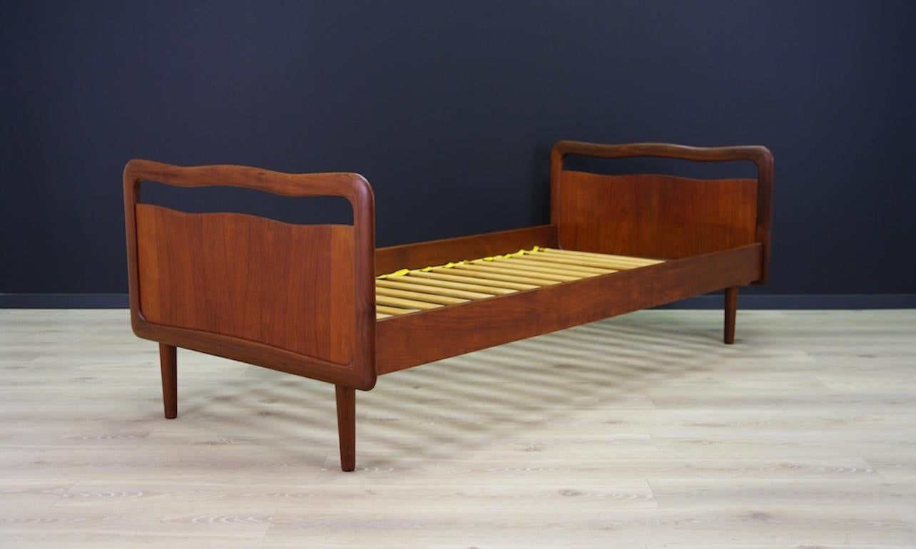 Designer: unknown
Producer: unknown
Model: unknown
Materials: Teak
Period: 1960s-1970s
Condition: Good, product might show slight traces of use (small scratches and dings are visible)
Measurements: Height 70 cm, width 94 cm, mattress 85 cm x