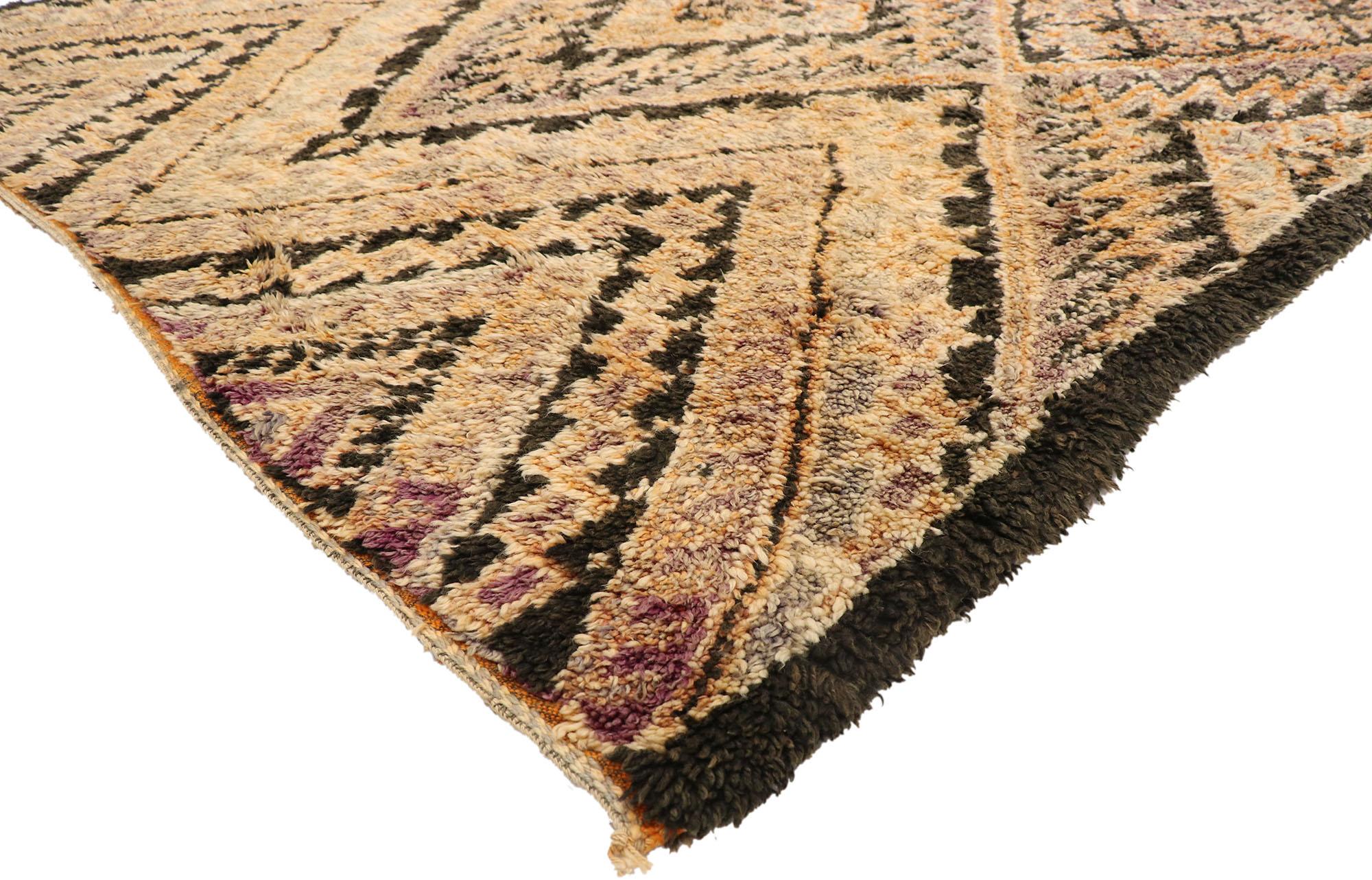 21022 Vintage Braun Beni MGuild Marokkanischer Teppich, 06'10 x 16'09. 
Bereiten Sie sich auf ein faszinierendes Abenteuer vor, das Sie in die warme Atmosphäre dieses handgeknüpften marokkanischen Beni MGuild-Teppichs aus Wolle eintauchen lässt.