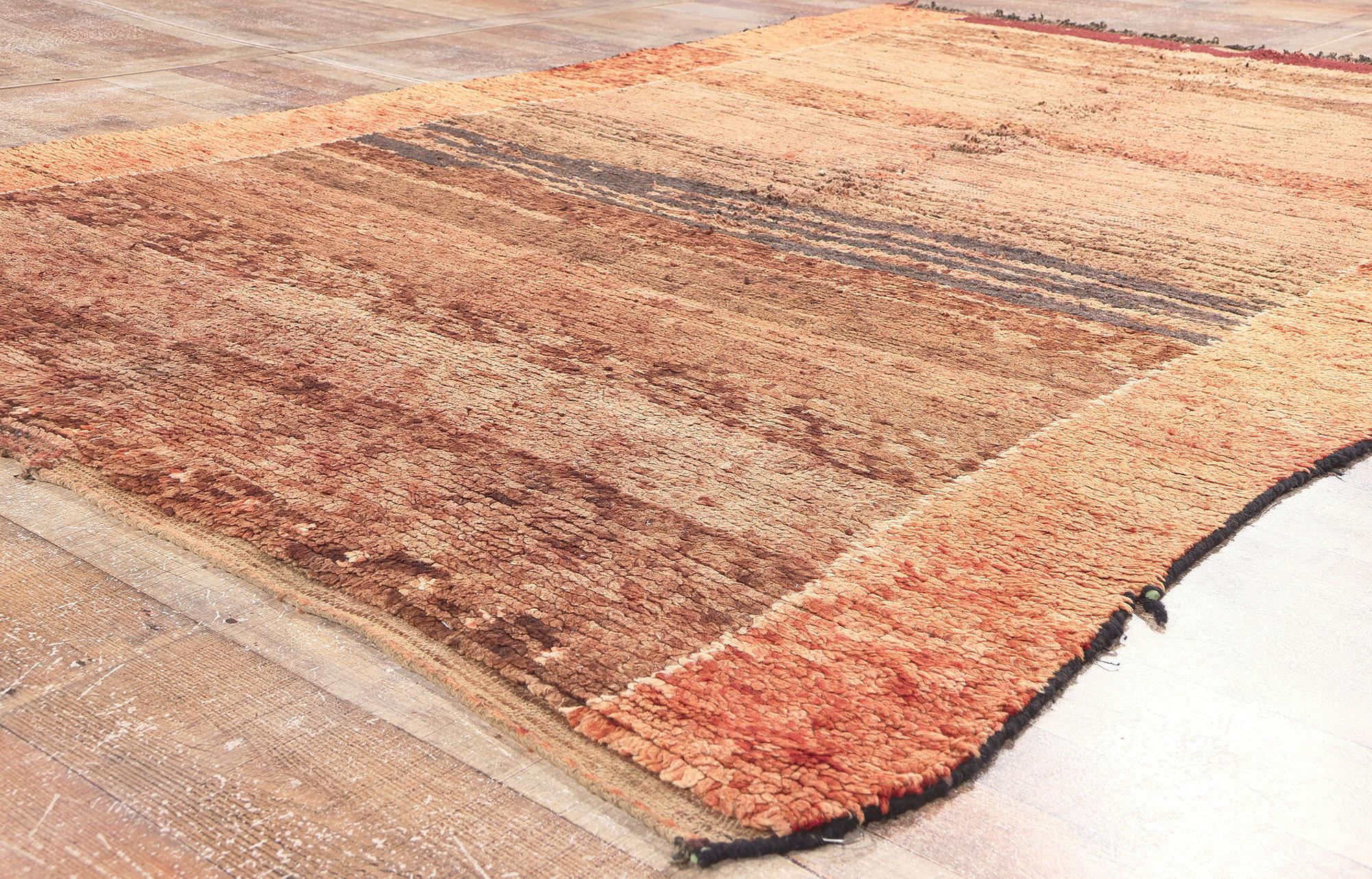 XX secolo Tappeto marocchino vintage marrone Beni Mrirt, l'incanto tribale incontra il design biofilico in vendita