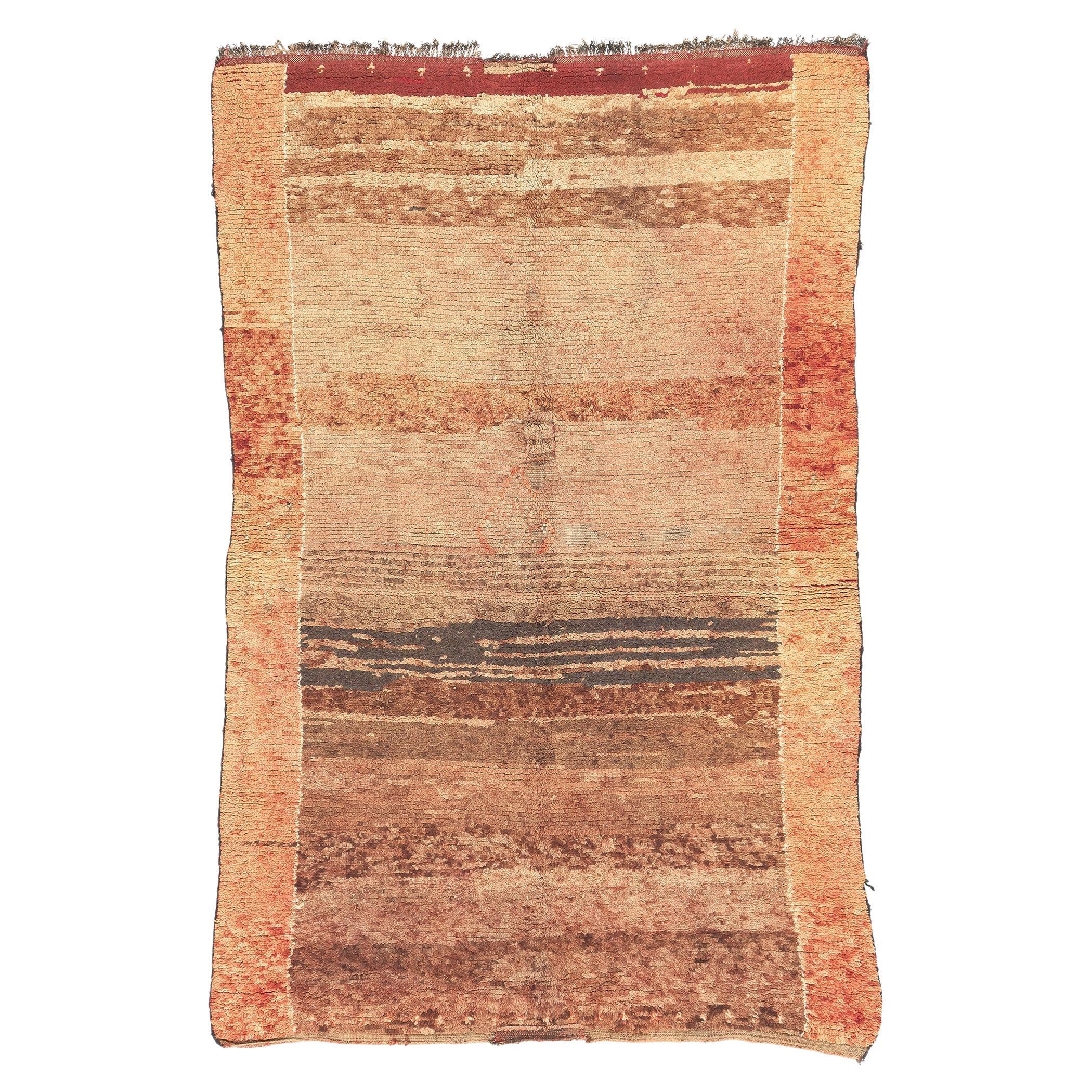 Tapis marocain vintage Brown Beni Mrirt, l'enchantement tribal rencontre le design biophilique