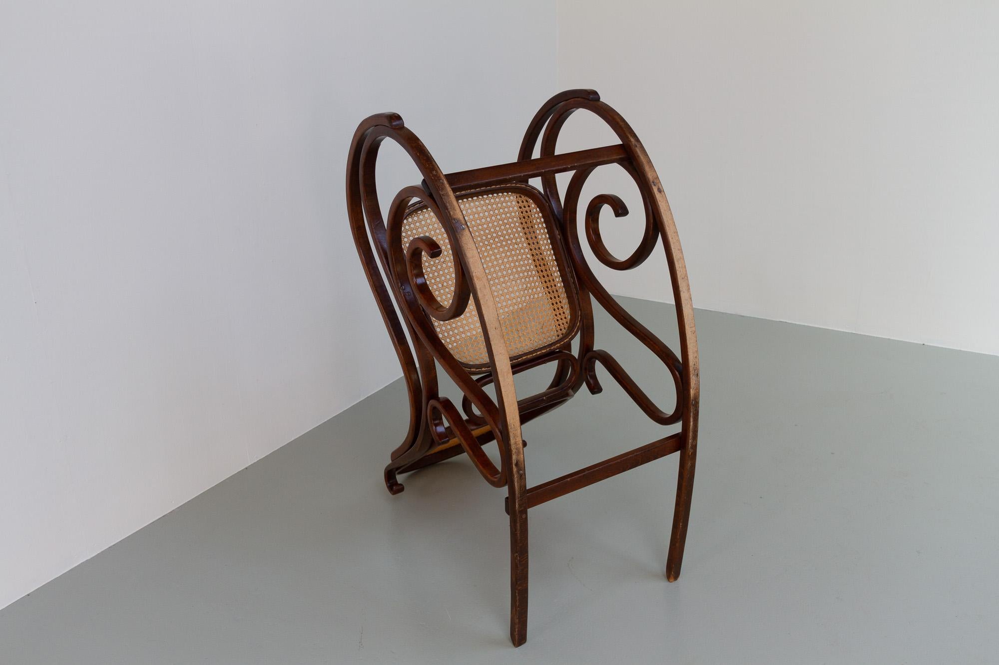 Chaise à bascule vintage en bois cintré marron, années 1950. en vente 4