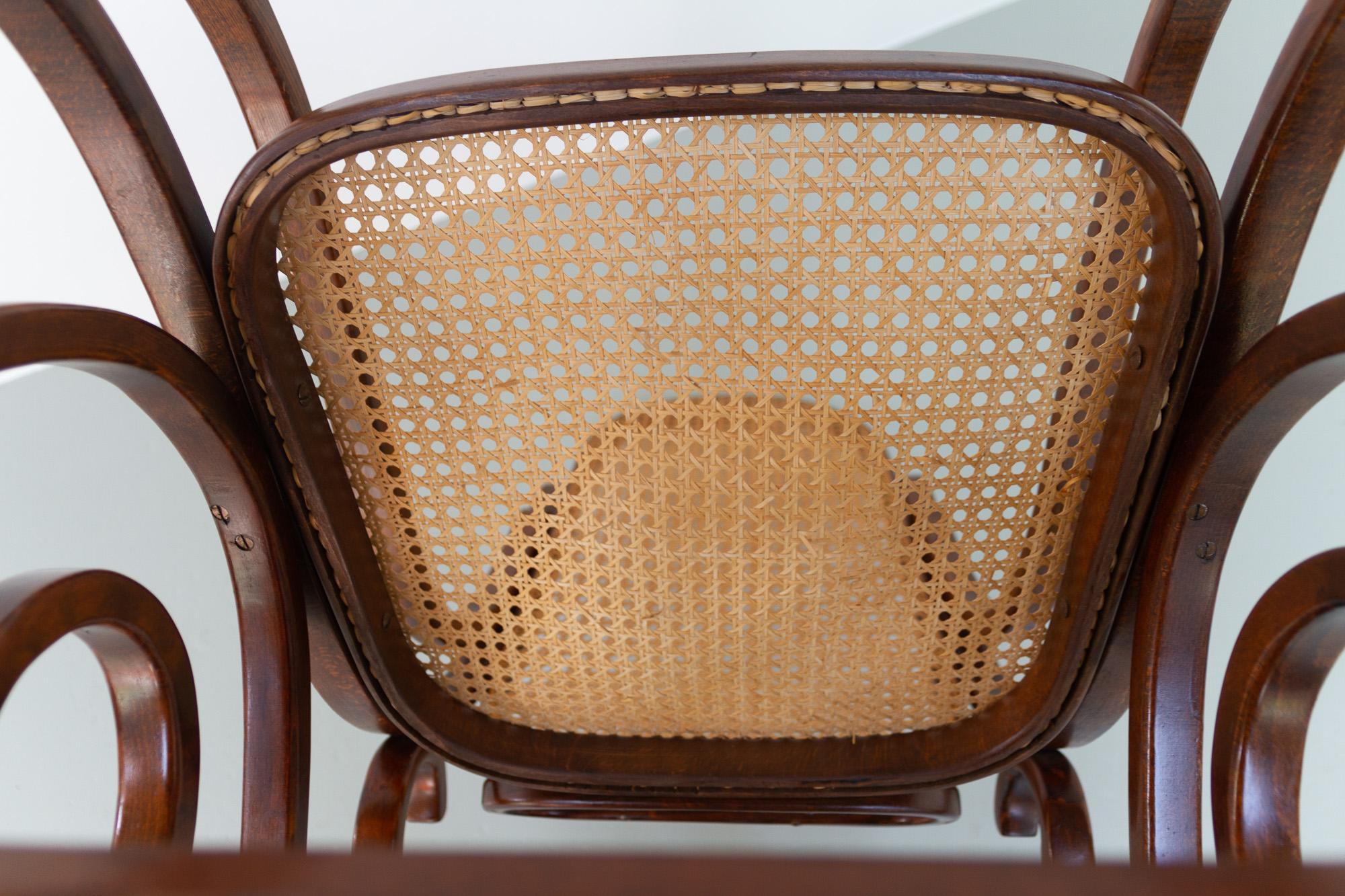 Chaise à bascule vintage en bois cintré marron, années 1950. en vente 5