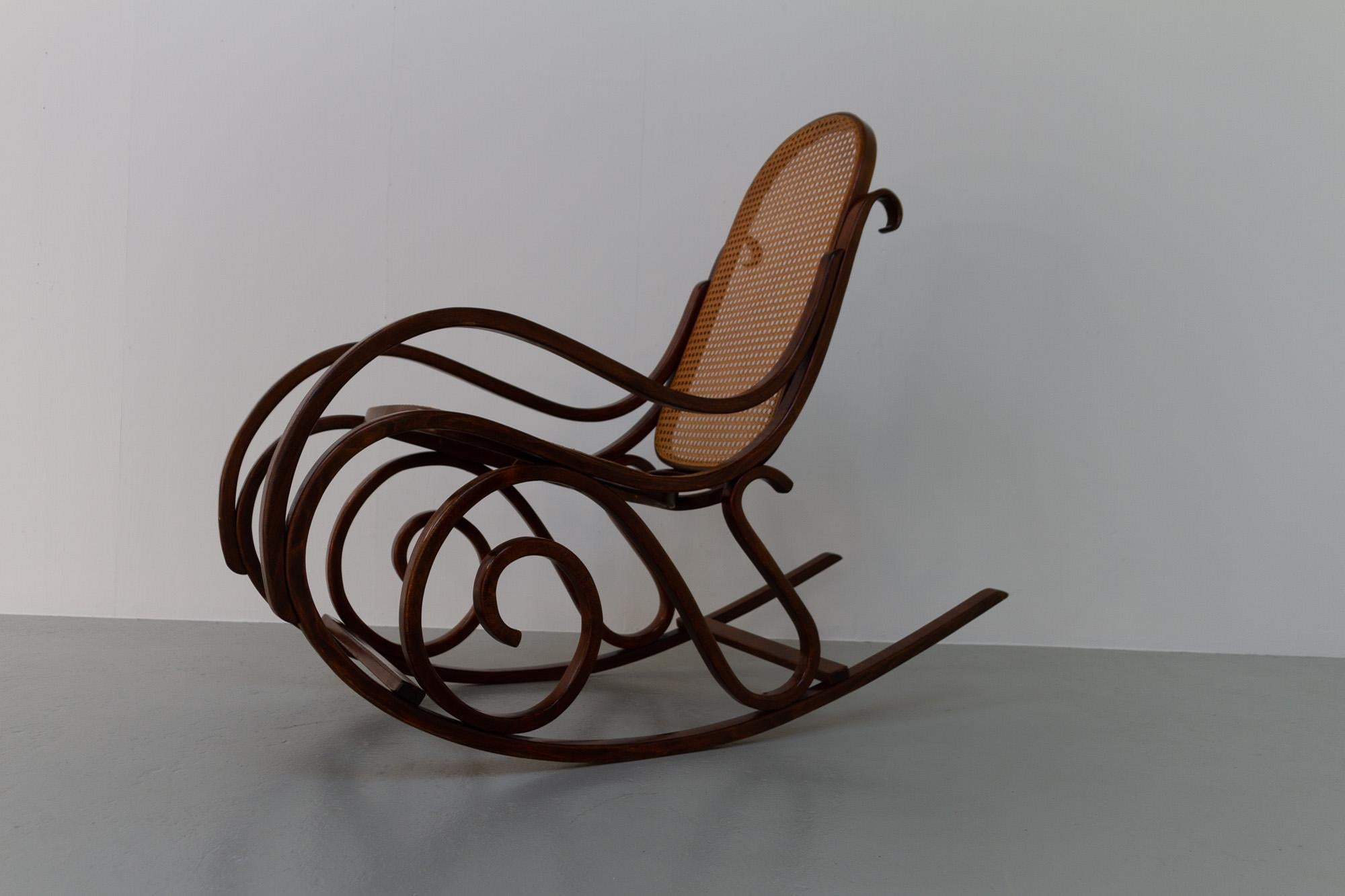 Chaise à bascule vintage en bois cintré marron, années 1950. en vente 7