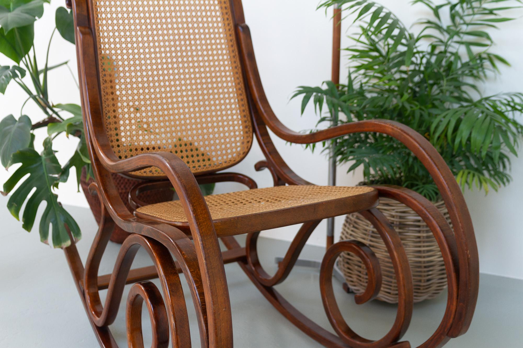 Chaise à bascule vintage en bois cintré marron, années 1950. en vente 12