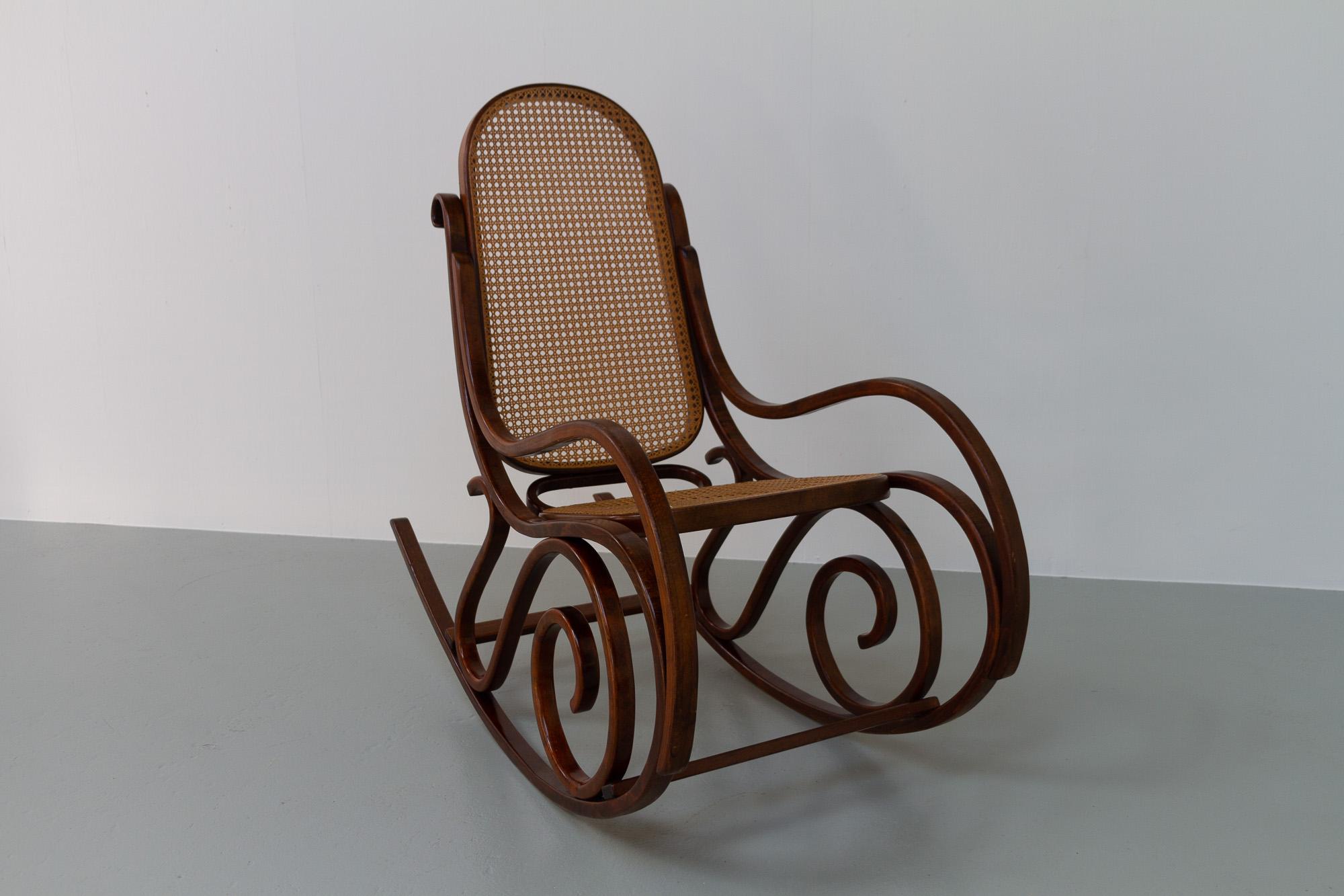 Bohème Chaise à bascule vintage en bois cintré marron, années 1950. en vente