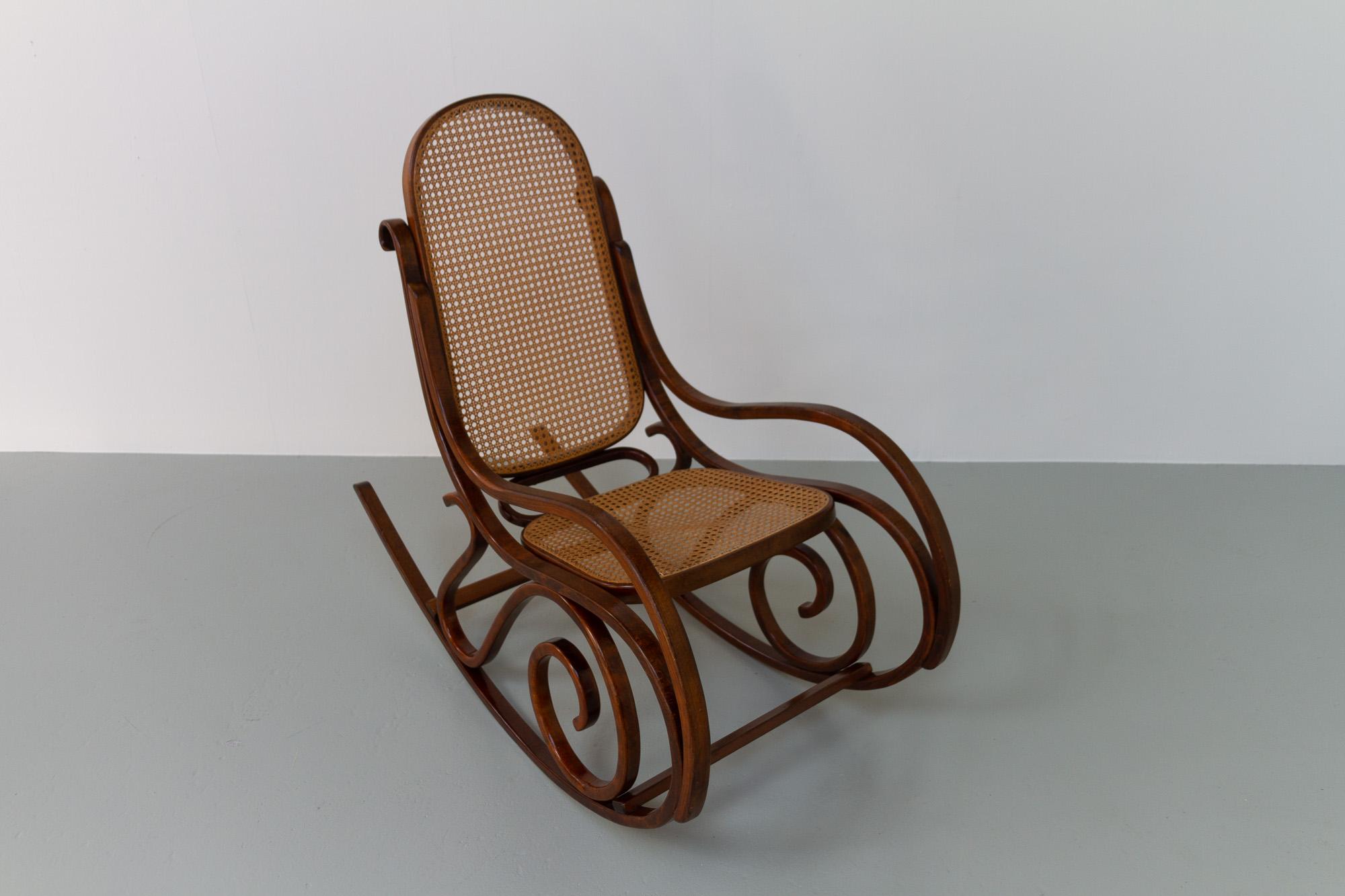Roumain Chaise à bascule vintage en bois cintré marron, années 1950. en vente