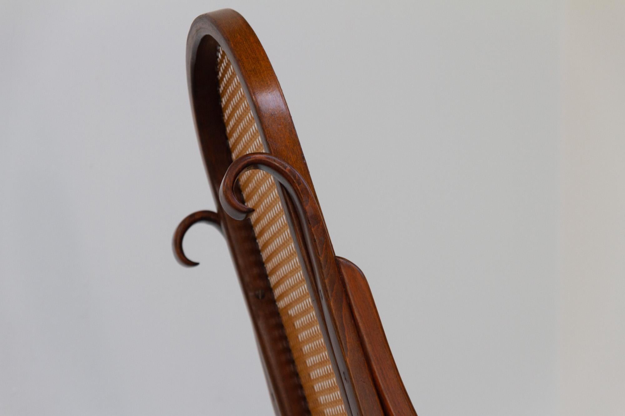 20ième siècle Chaise à bascule vintage en bois cintré marron, années 1950. en vente