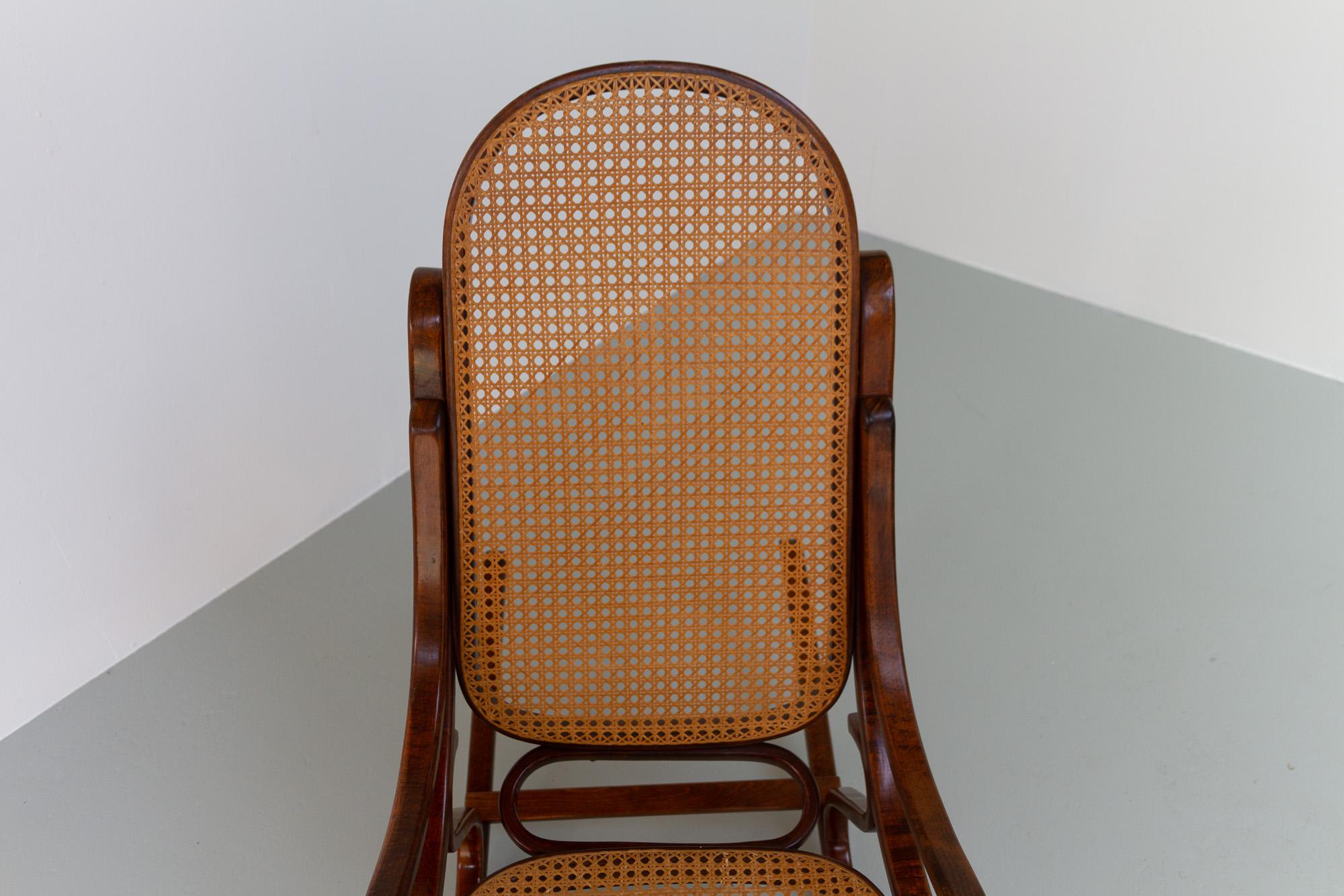 Chaise à bascule vintage en bois cintré marron, années 1950. en vente 2