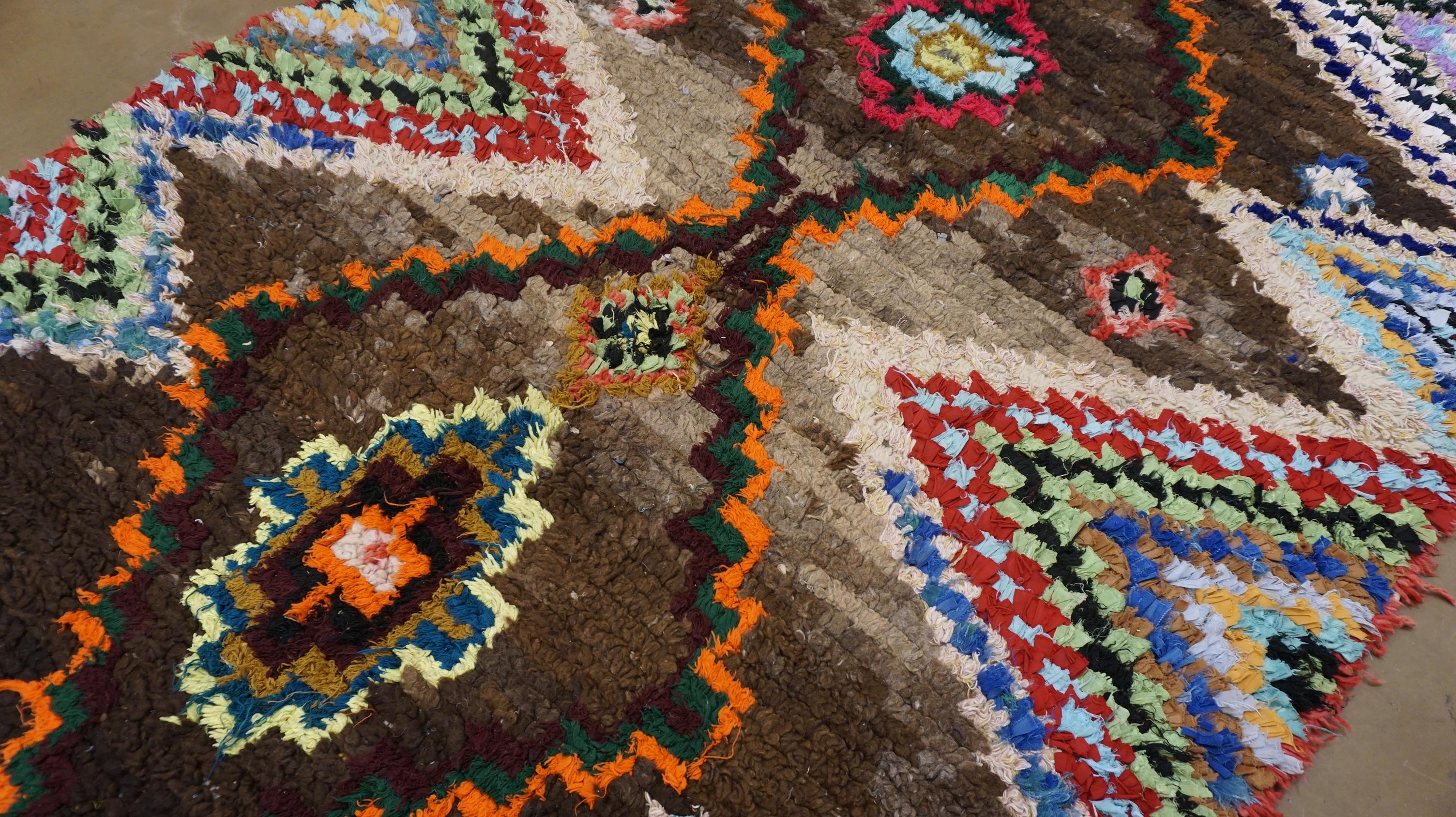 Dieser üppige, handgeknüpfte Boucherouite-Teppich ist ein fesselndes Beispiel für Volkskunst, das von Berberfrauen aus recycelten Wolltextilresten gefertigt wurde. Dieses Stück im Vintage-Stil strotzt nur so vor Persönlichkeit mit seinen