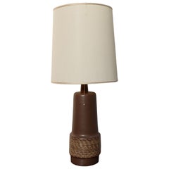 Vintage-Tischlampe aus brauner Keramik und Walnussholz mit Zierknopf von Gordon und Jane Martz