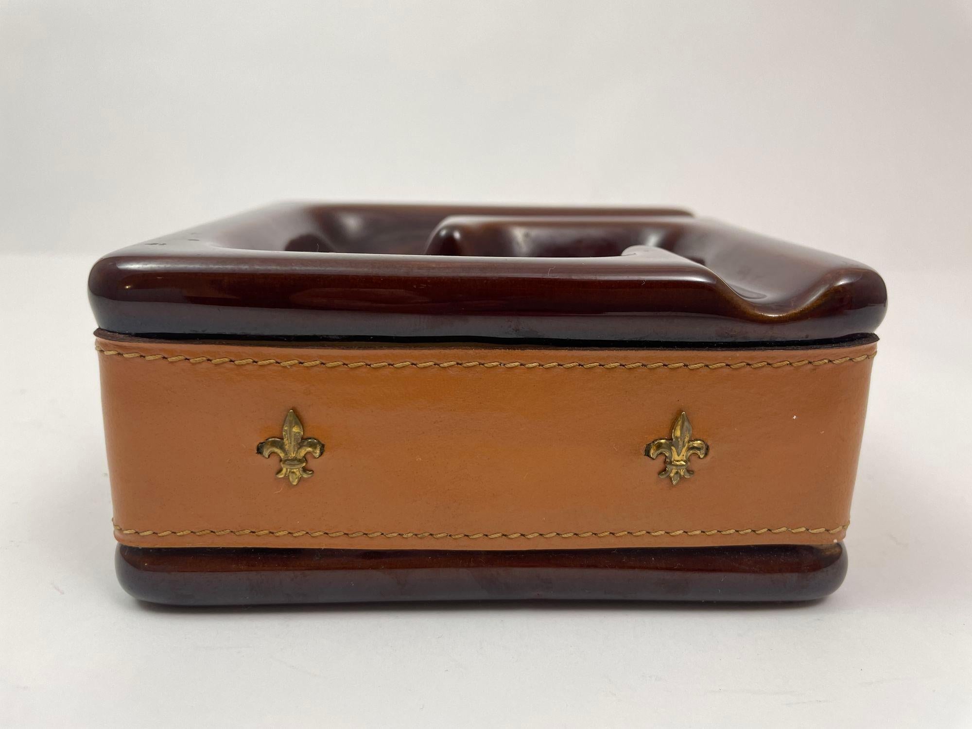 20ième siècle Cendrier vintage en céramique Brown enveloppé de cuir sellier en vente