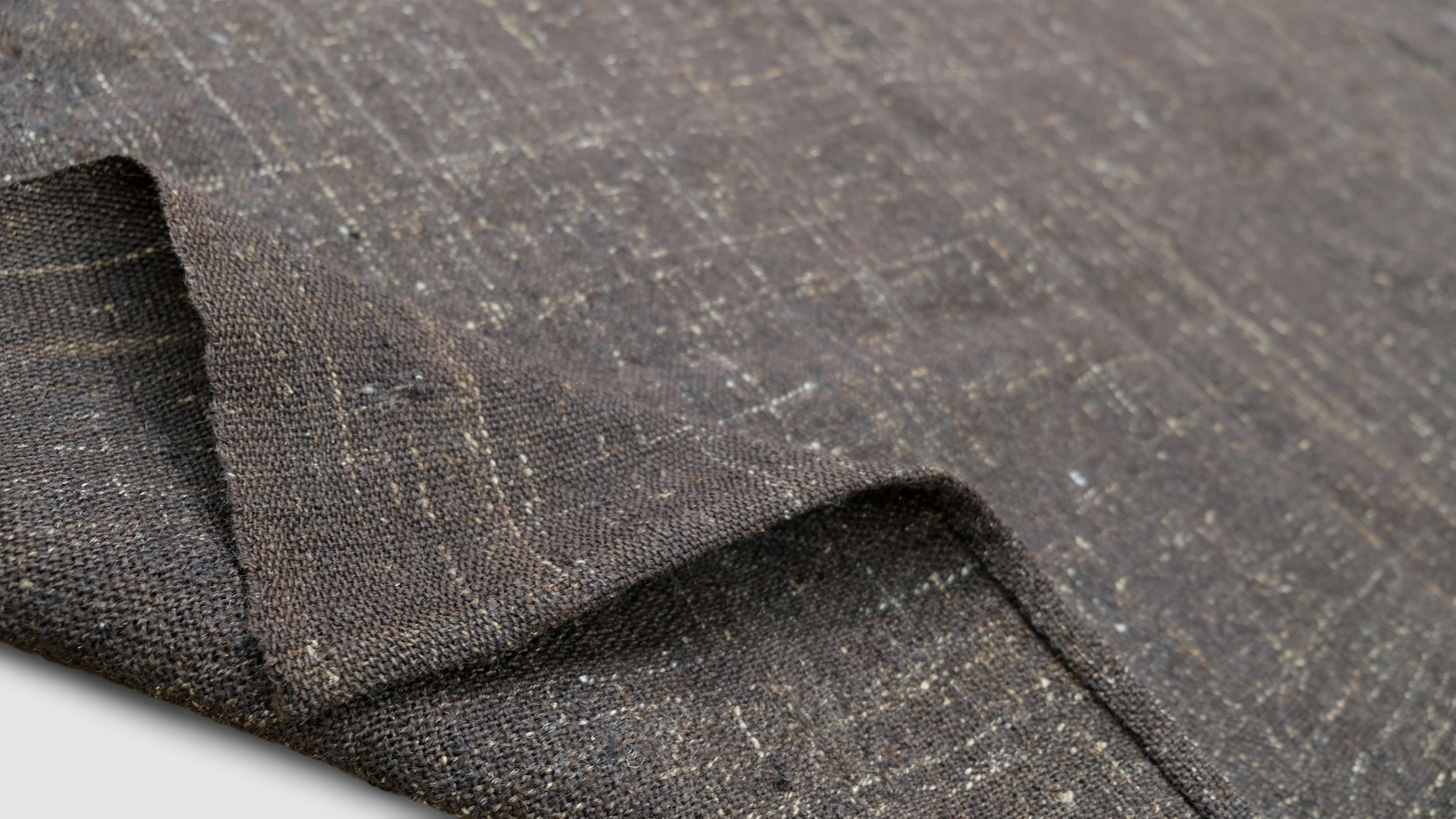 Vintage Brown Charcoal Handgewebter Ziegenhaar-Kilim 10'10''x13'4'' (Moderne) im Angebot