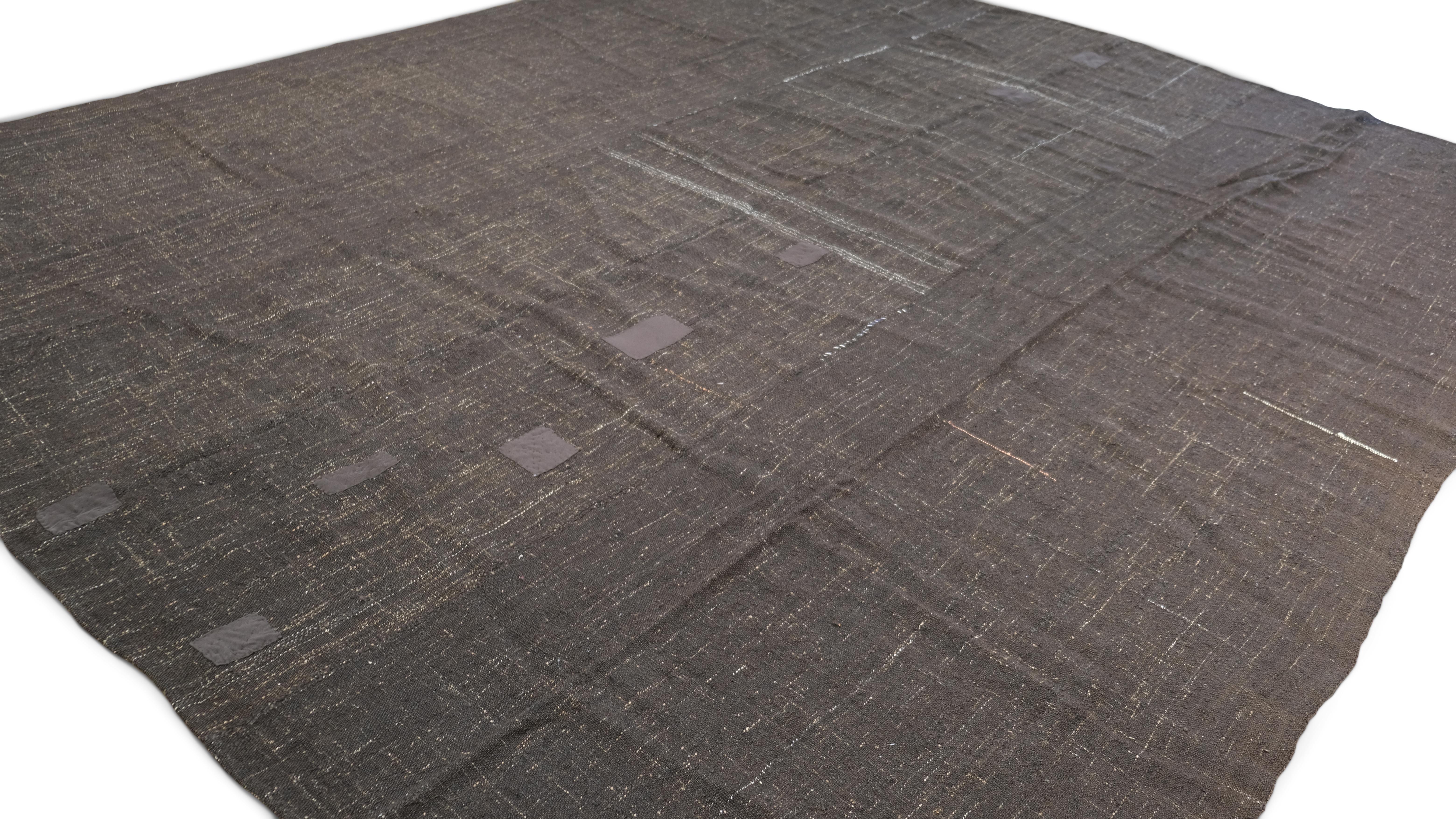 Vintage Brown Charcoal Handgewebter Ziegenhaar-Kilim 10'10''x13'4'' (Türkisch) im Angebot