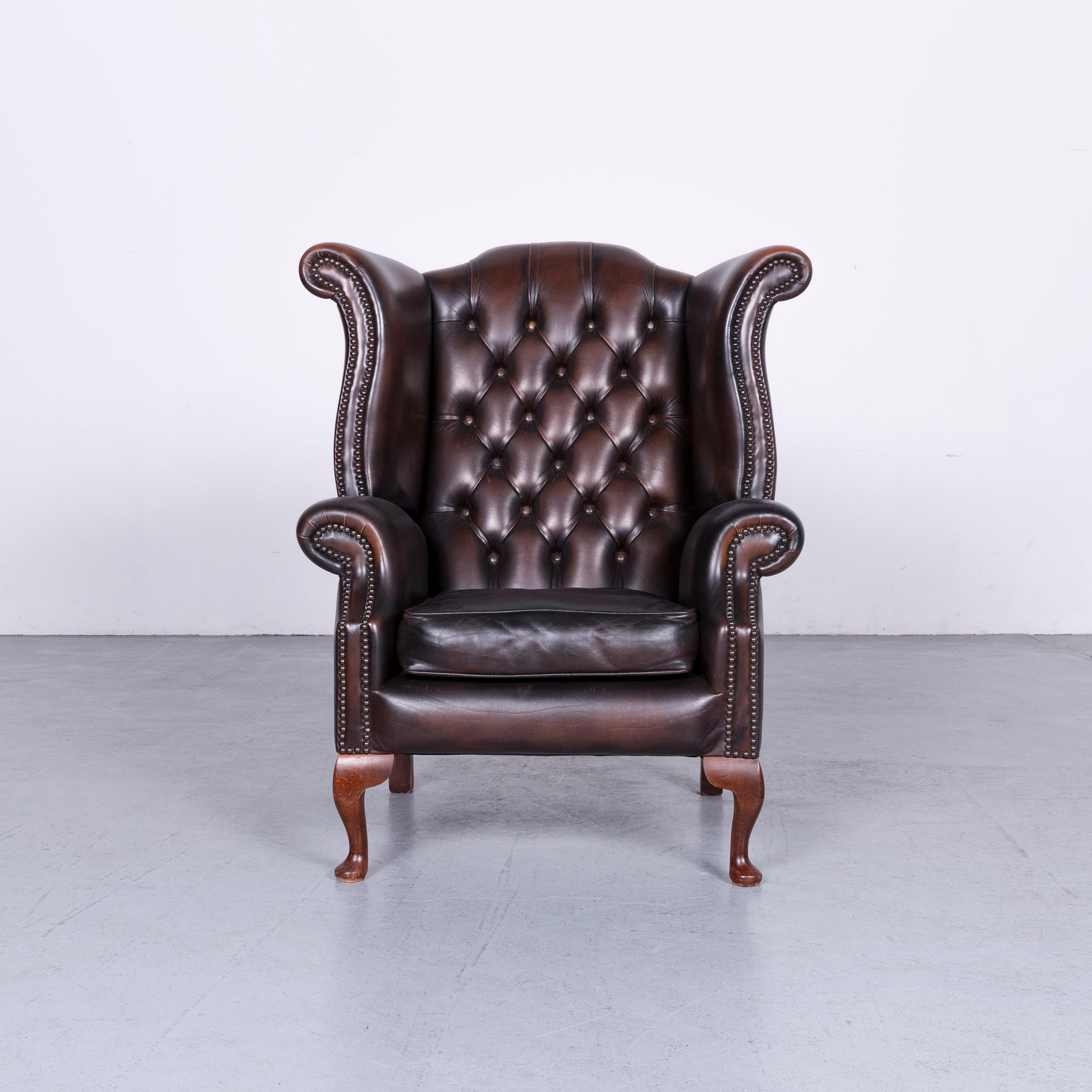 We bring to you a vintage brown Chesterfield leather armchair buttoned clubchair.