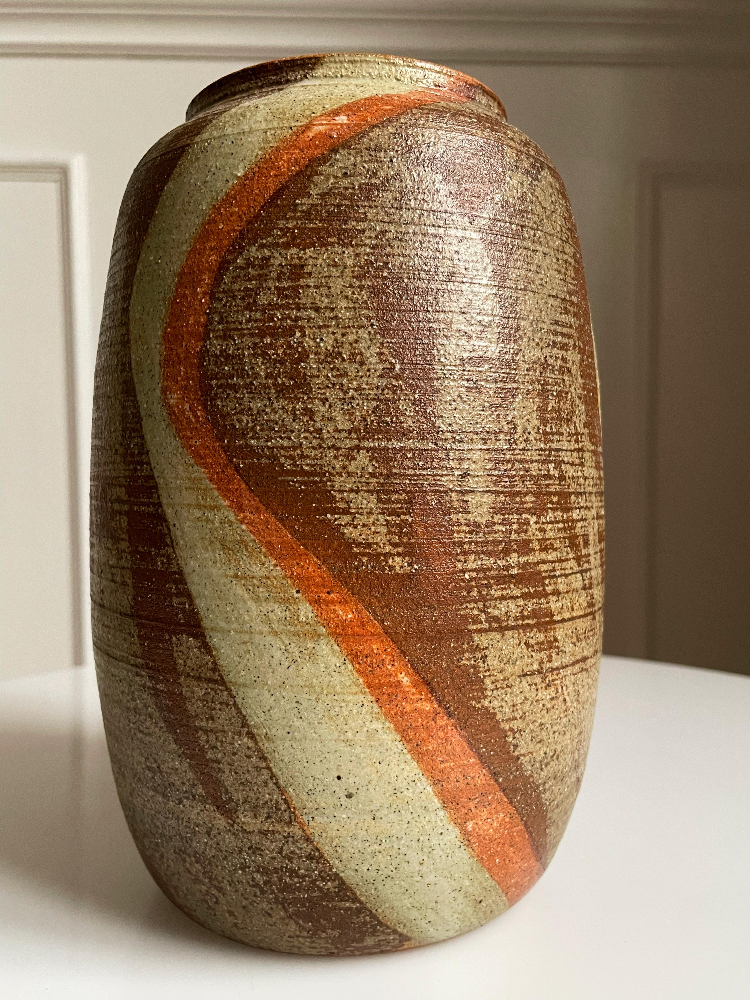 Mid-Century Modern Vase vintage en céramique à rayures marron, crème et orange, années 1980 en vente