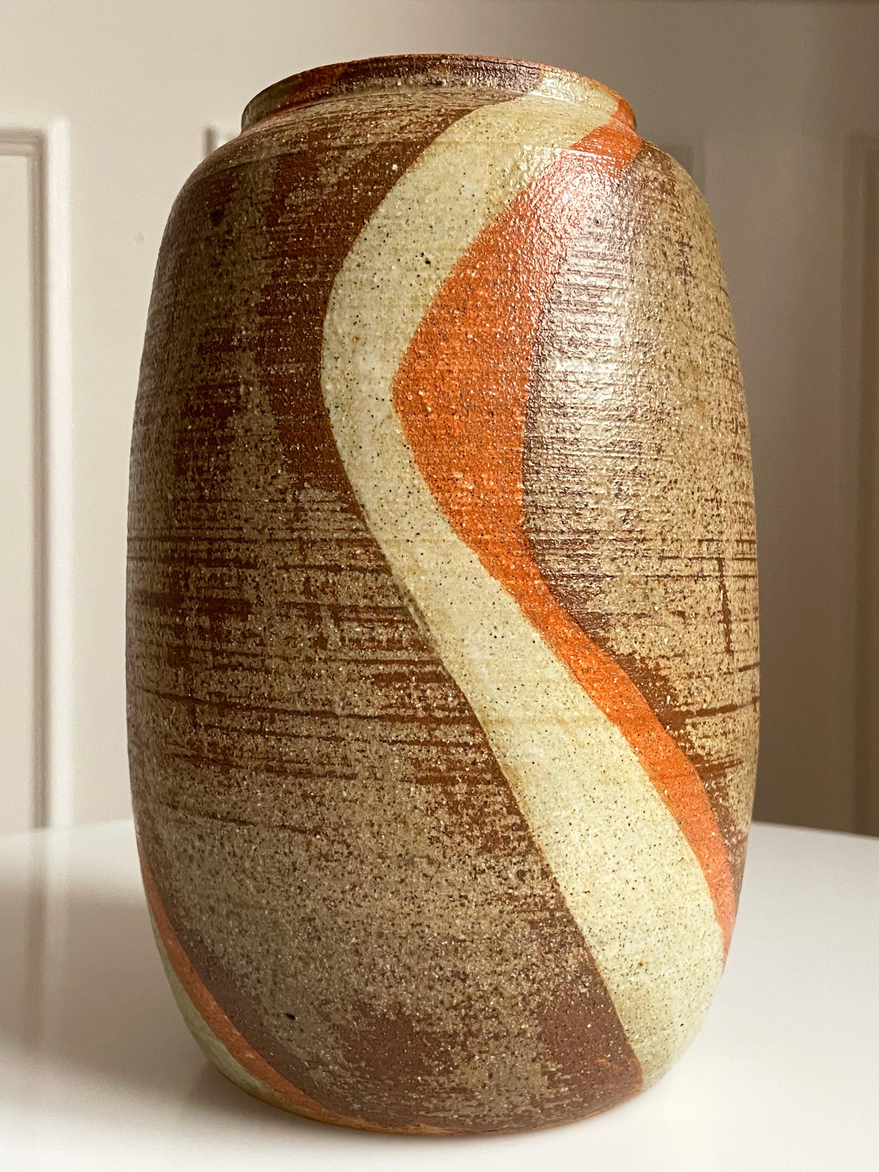 Vernissé Vase vintage en céramique à rayures marron, crème et orange, années 1980 en vente