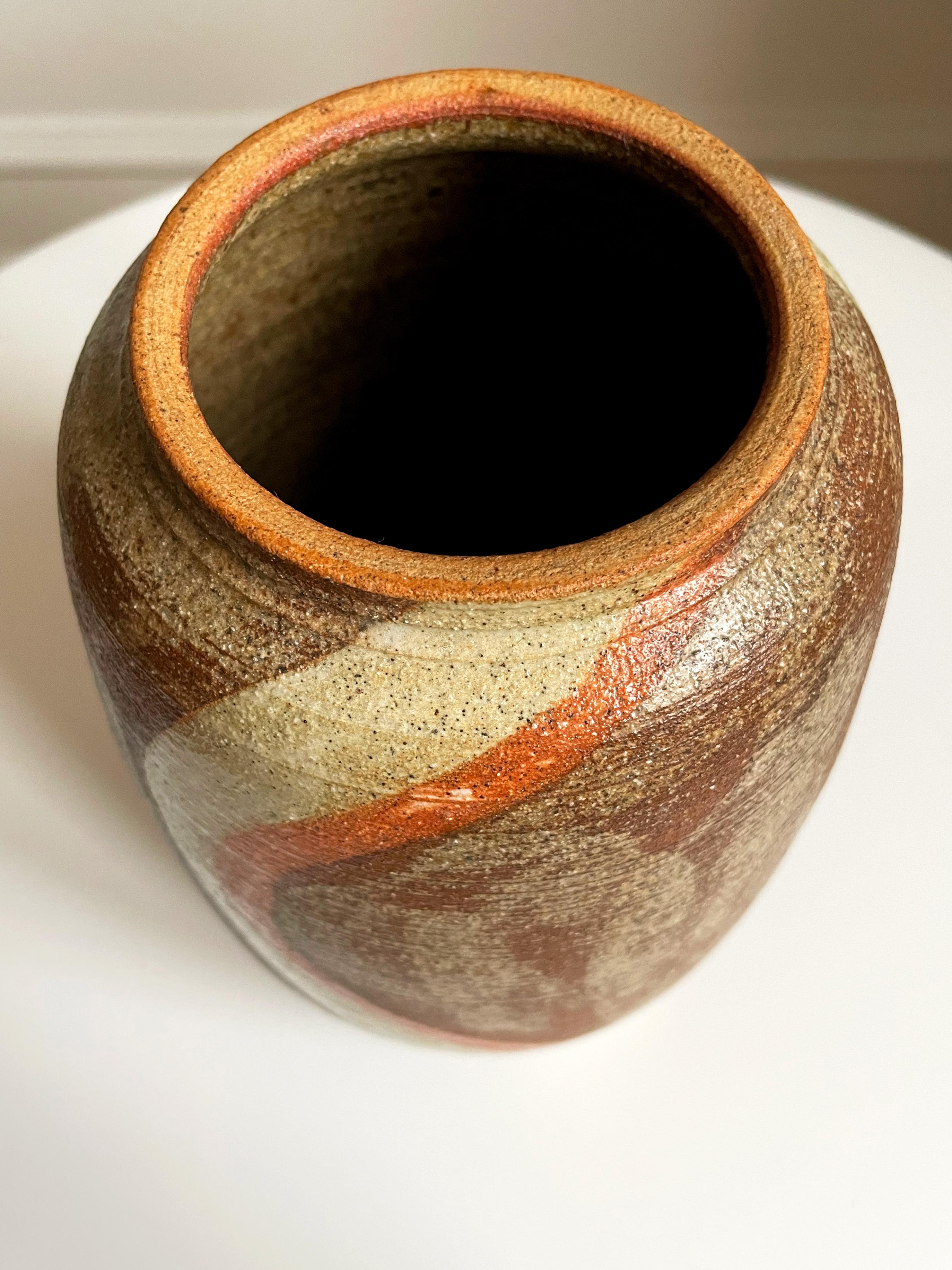 20ième siècle Vase vintage en céramique à rayures marron, crème et orange, années 1980 en vente