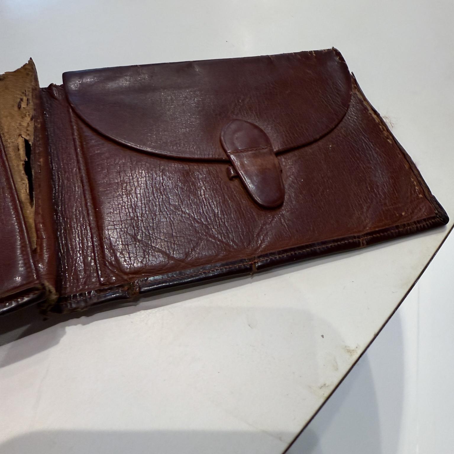 Distressed Brown Crocodile Wallet Italy In Fair Condition For Sale In Chula Vista, CA