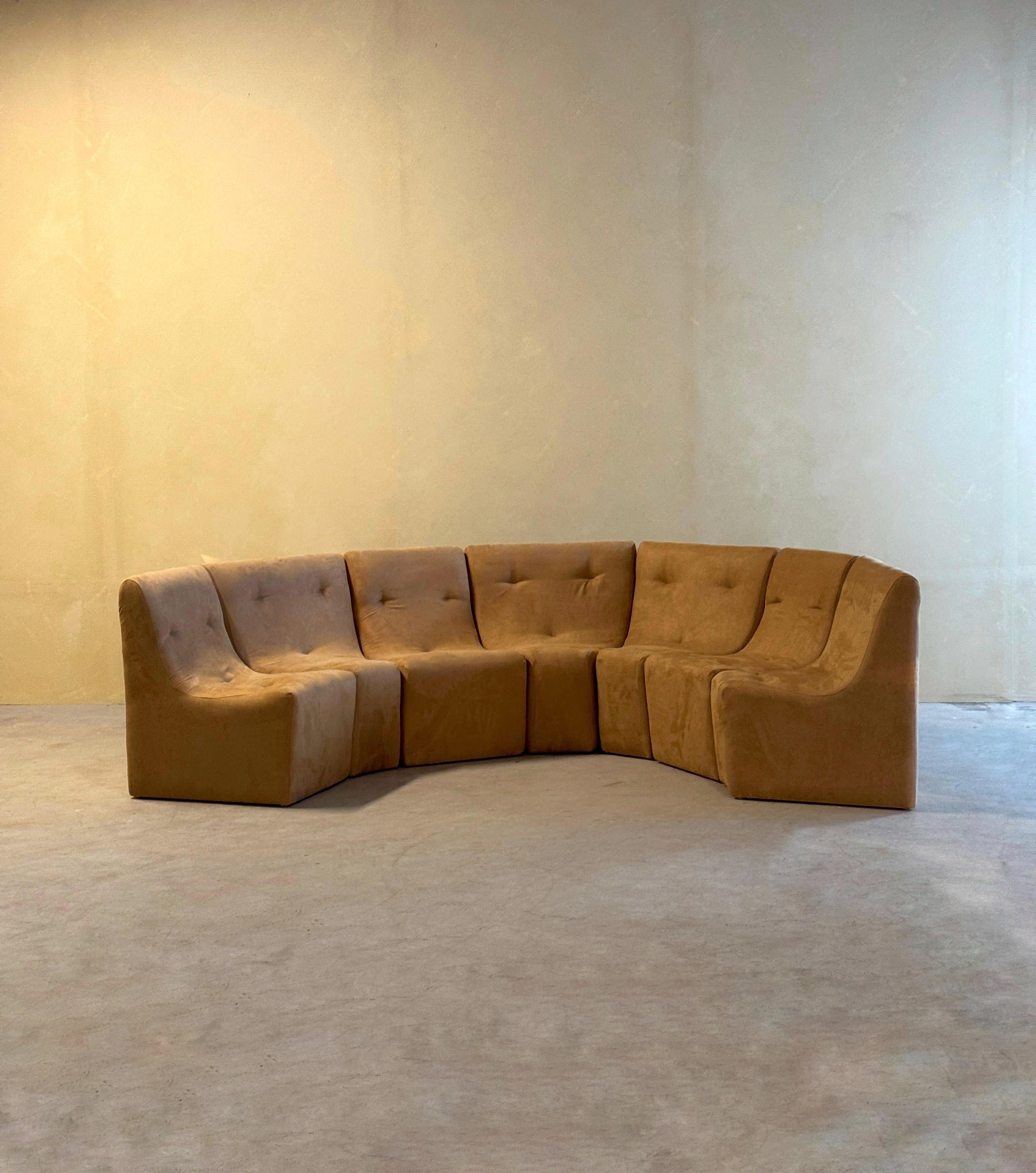 Gorgeous and elegant vintage element sofa, reupholstered in Suede Camel fabric.

In absolute perfect condition.

This sofa was originaly bought in a Bowlingroom in the North of France and was reupholstered.

Playfull set of 7 elements. Perfect for