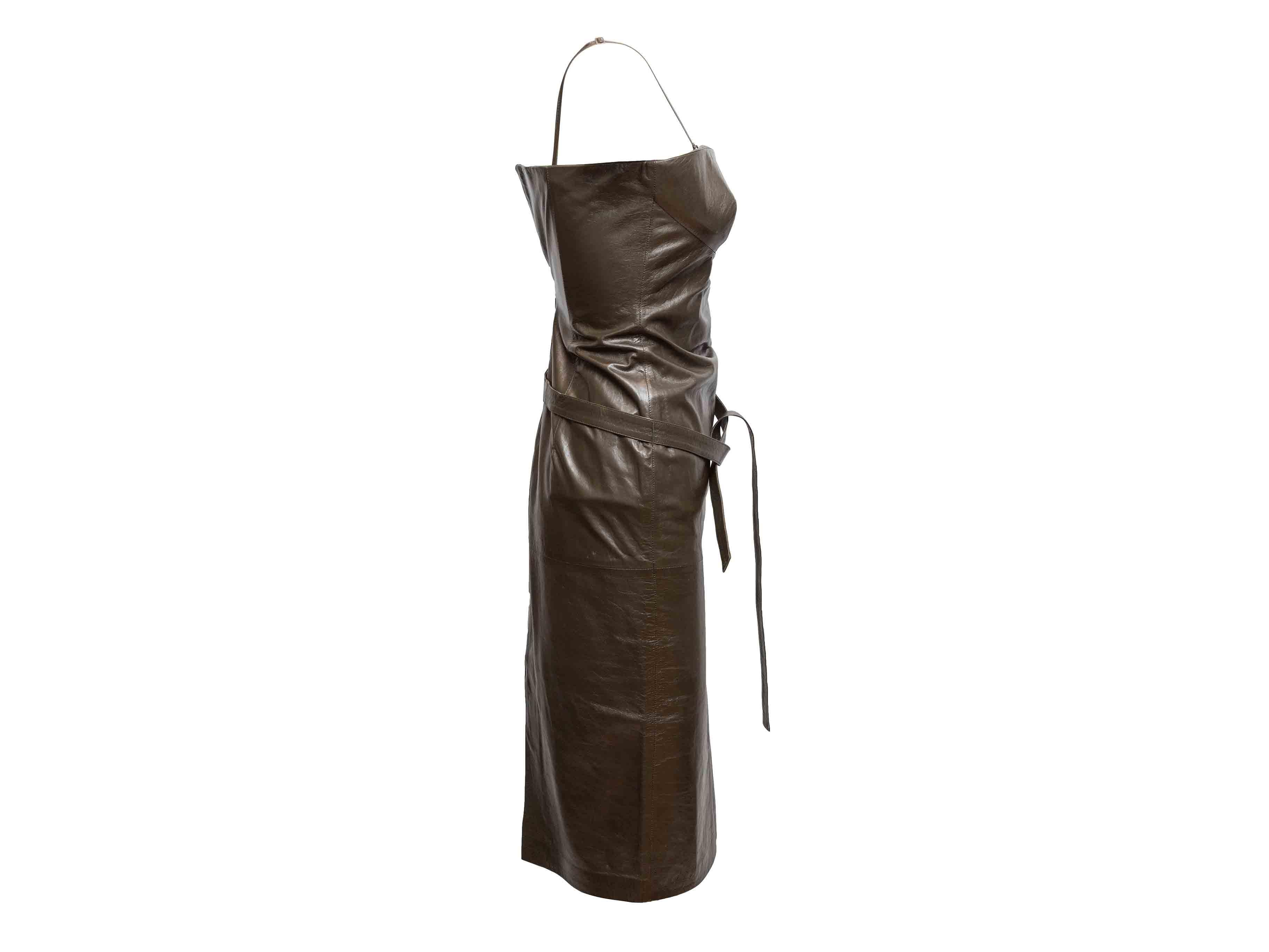 Braunes ärmelloses Vintage-Lederkleid von Gucci. Um die 2000er Jahre. Schmale Riemen. Gerader Halsausschnitt. Gürtel in der Taille. Reißverschluss am Rücken. 45