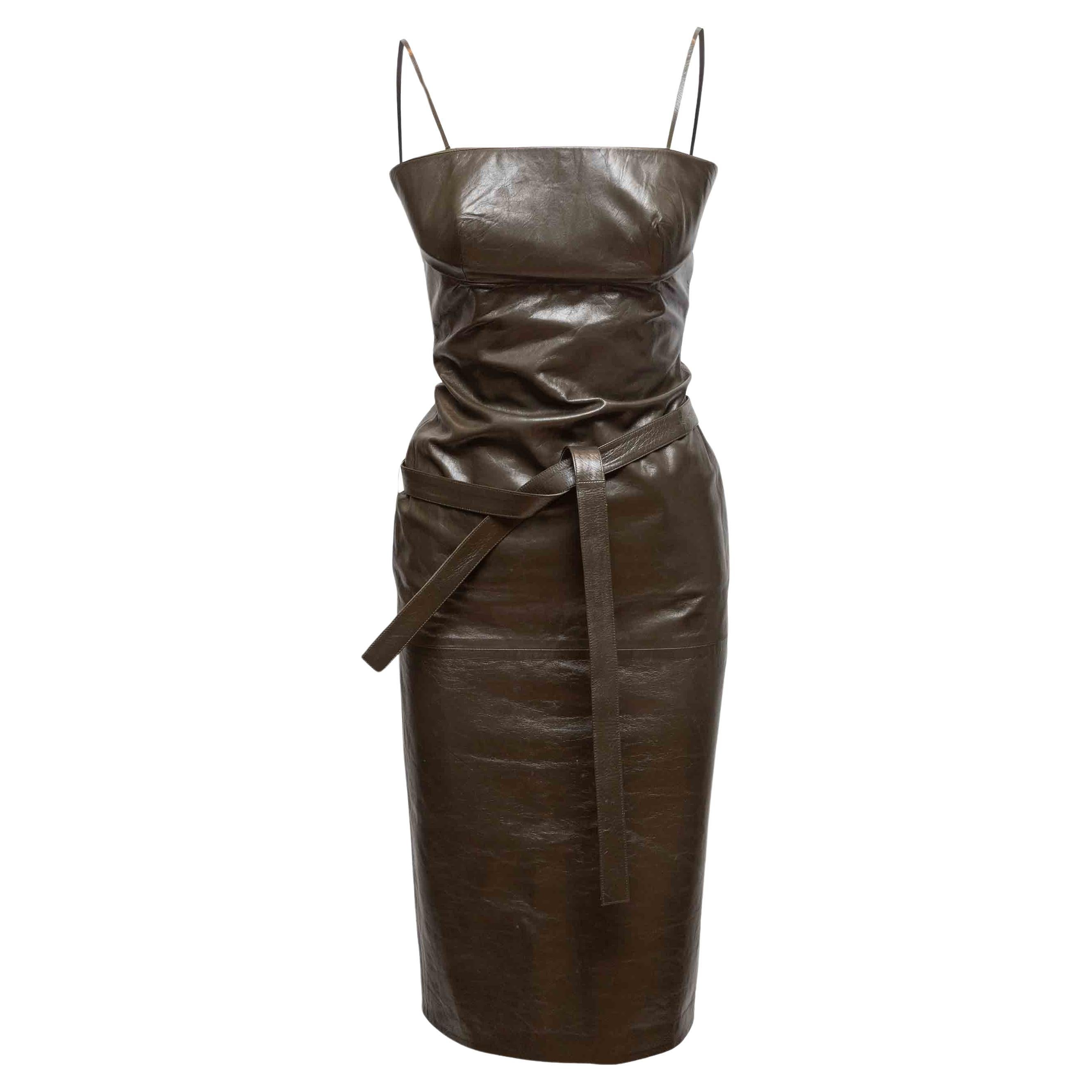 Vintage Braun Gucci Ärmelloses Lederkleid Größe IT 40 im Angebot