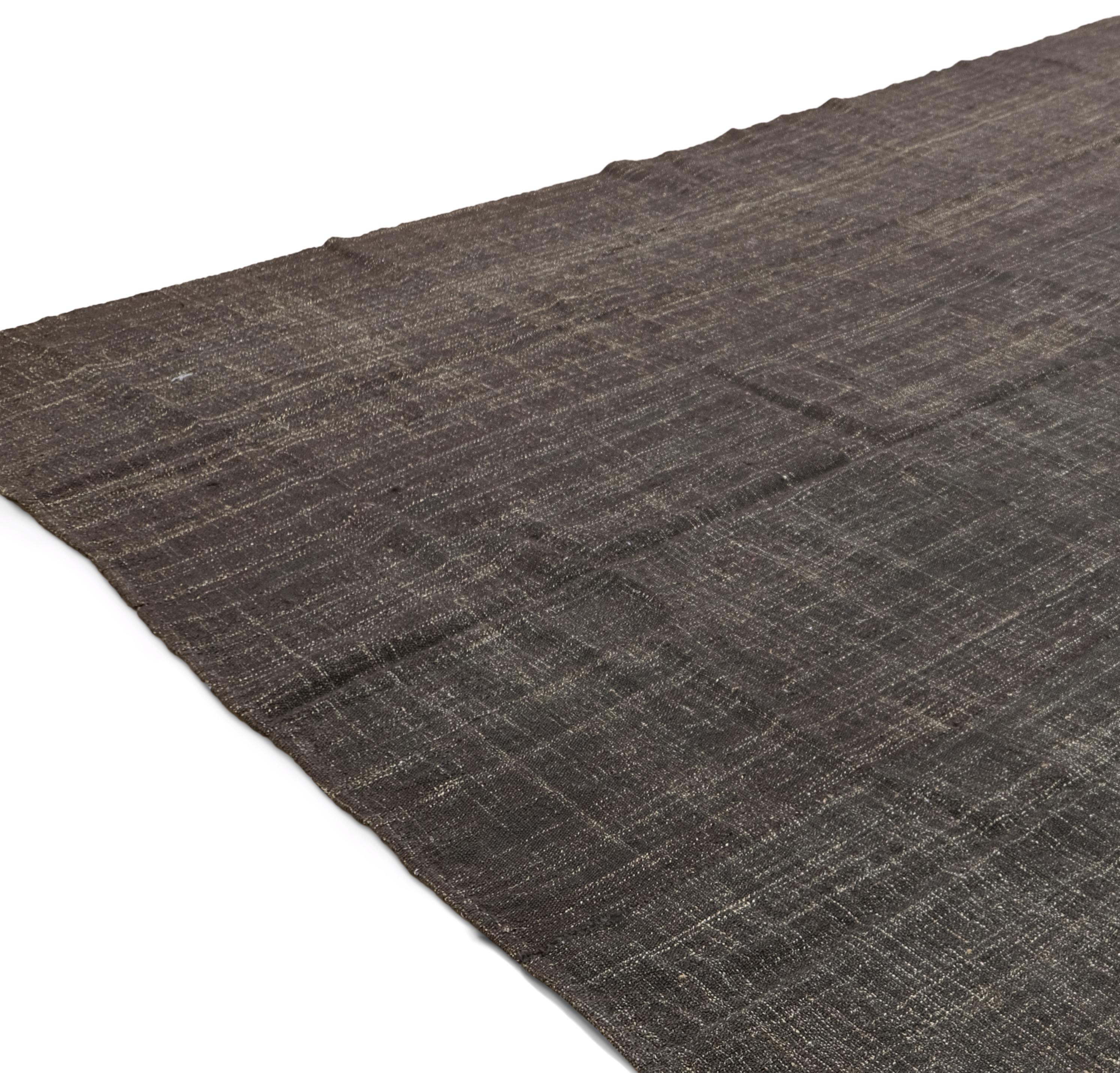 Turco Kilim marrone d'epoca in pelo di capra intrecciato a mano 10'4''x12'6'' in vendita