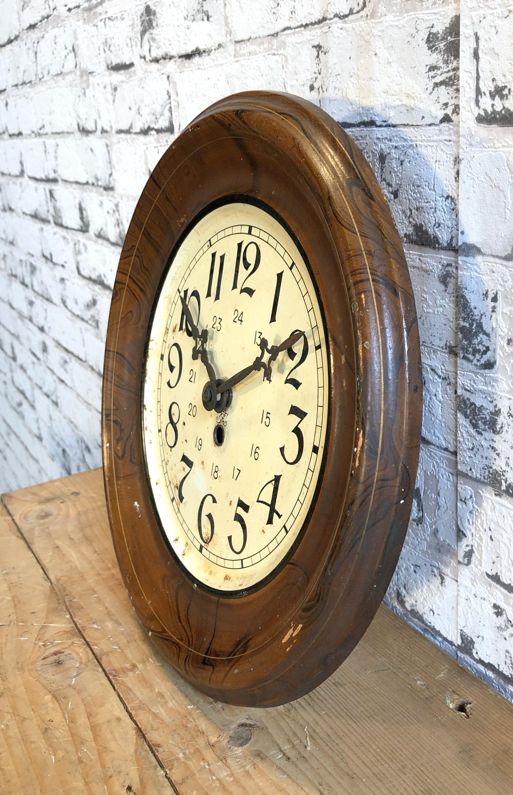 This vintage iron clock was manufactured during the 1930s. The piece has been converted into a battery-powered clockwork and requires only one AA-battery.