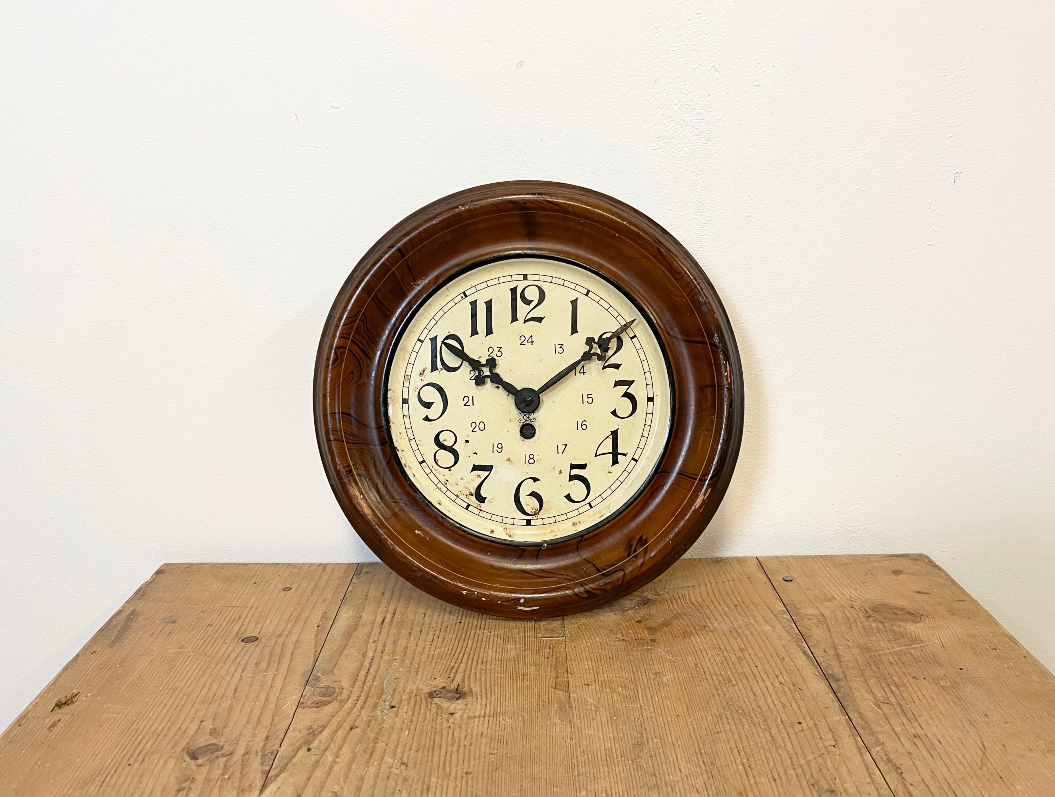 This vintage iron clock was manufactured during the 1930s. The piece has been converted into a battery-powered clockwork and requires only one AA-battery.