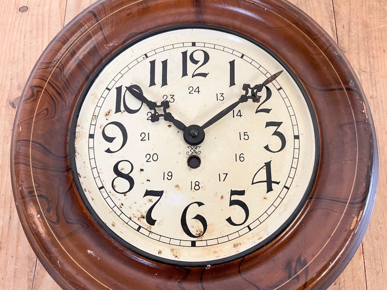Horloge vintage en fer marron, années 1930 En vente sur 1stDibs