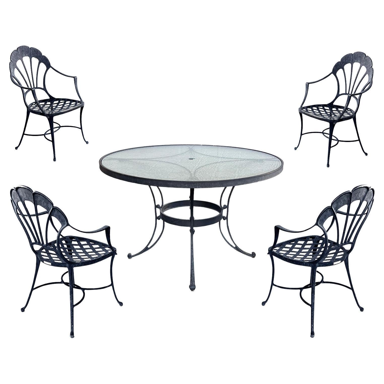 Table ronde d'extérieur en aluminium Brown Vintage avec quatre chaises