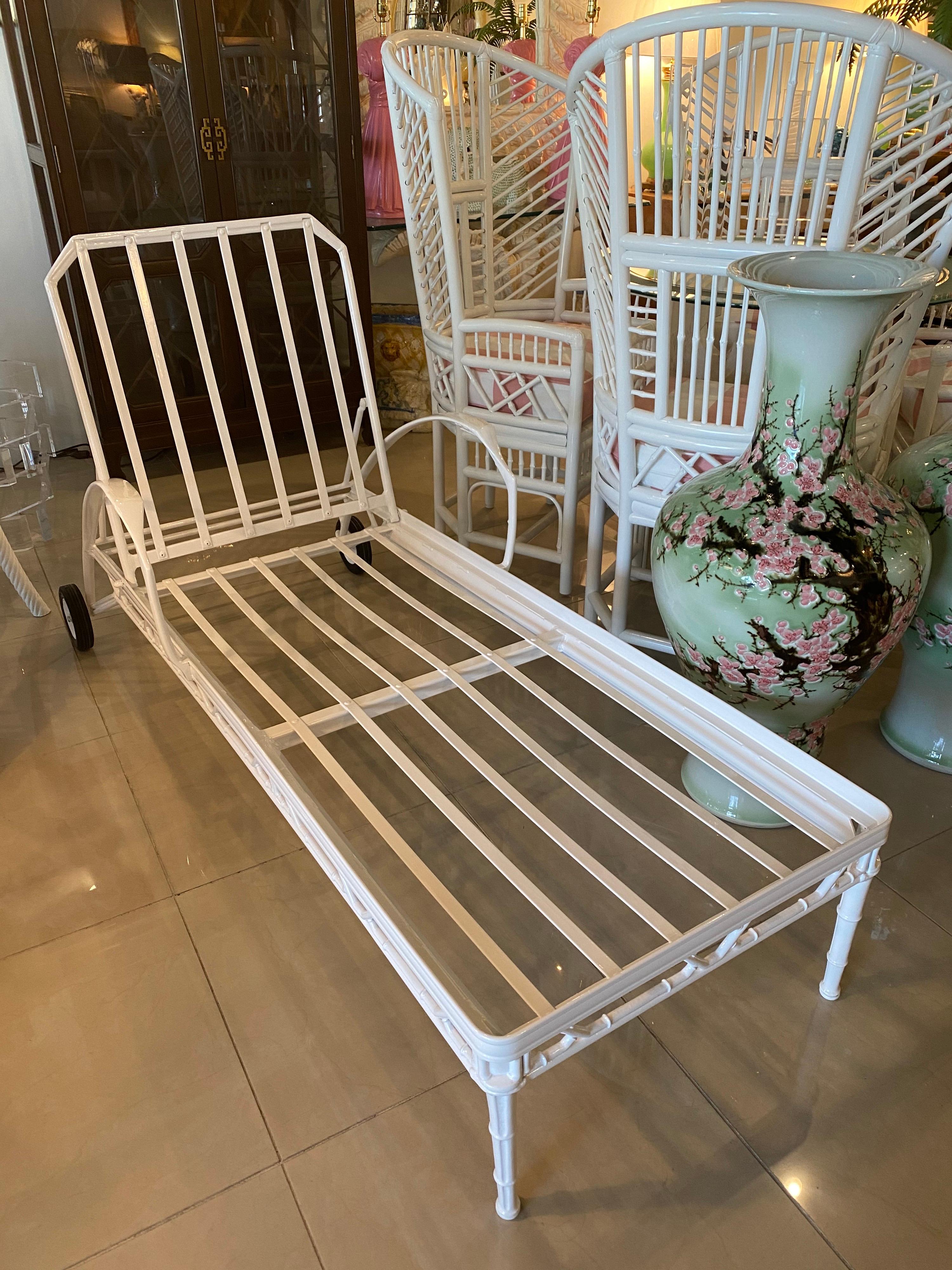 Vintage brown Jordan Calcutta lounge chair chaise with arms. This has been professionally powder-coated and has new wheels. Does not come with cushion.
Arm width is 28