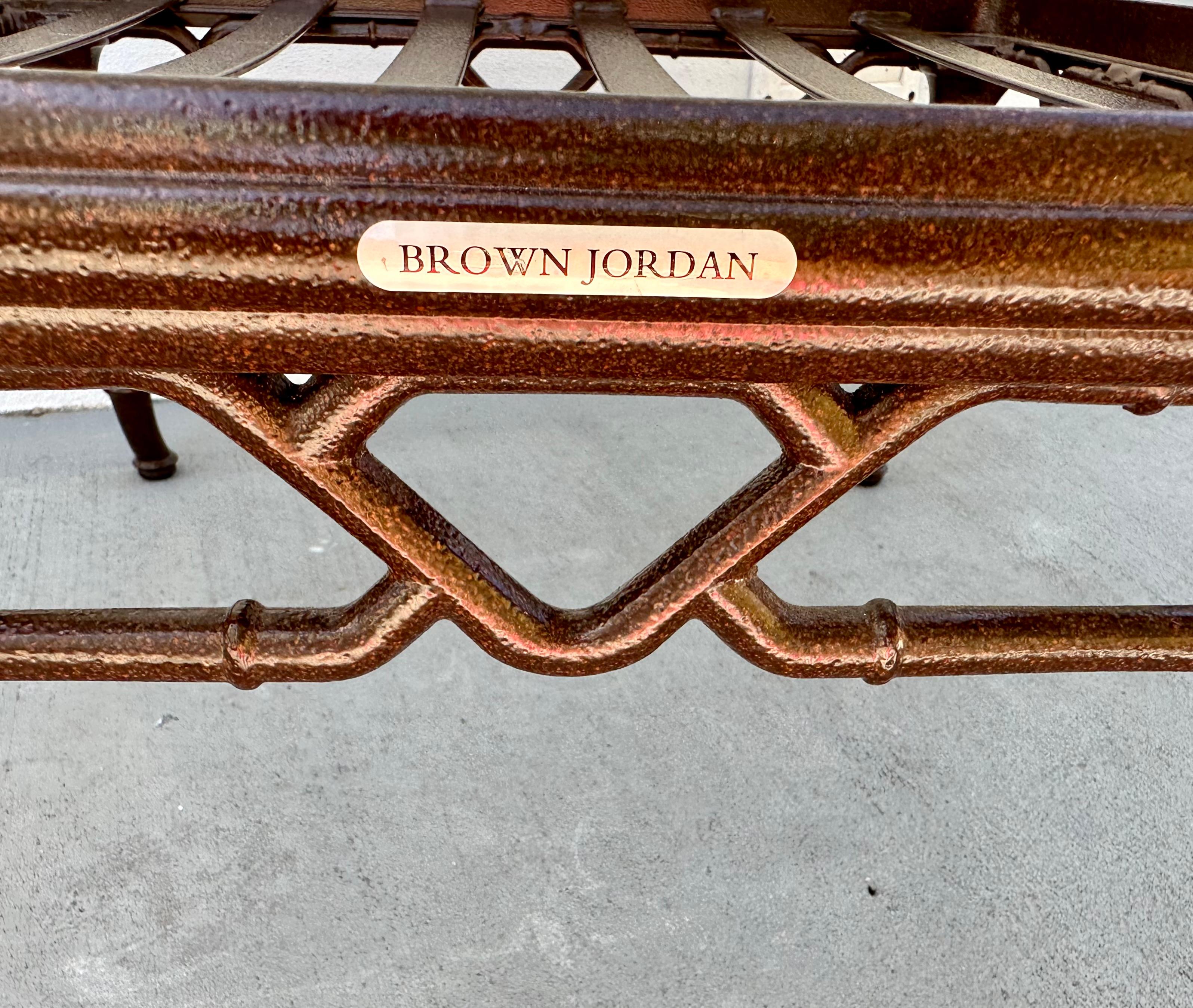 Vintage Brown Jordan Outdoor Möbel Kalkutta gepolsterte Ottomane, Chippendale inspiriert.

Brauner Jordan-Ottoman aus der Calcutta Collection. Die von Bradley Hall für Brown Jordan entworfene und 1967 eingeführte Calcutta-Kollektion wurde von