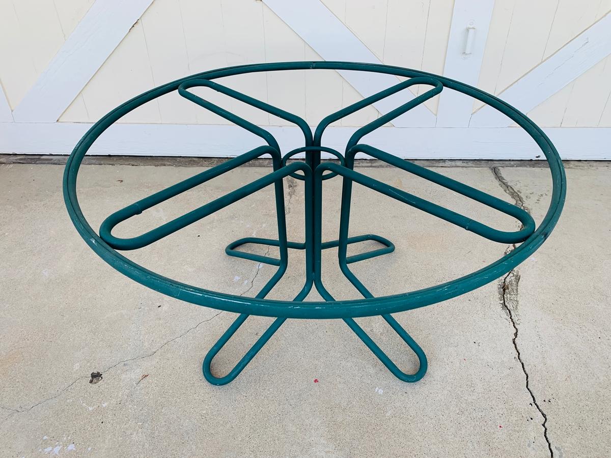 This is a vintage round Brown Jordan dining table.
tubular aluminum frame with modern style.
Very good vintage condition. 
The table comes with no glass.

Measurements:
48 inches in diameter x 24.75 inches high.