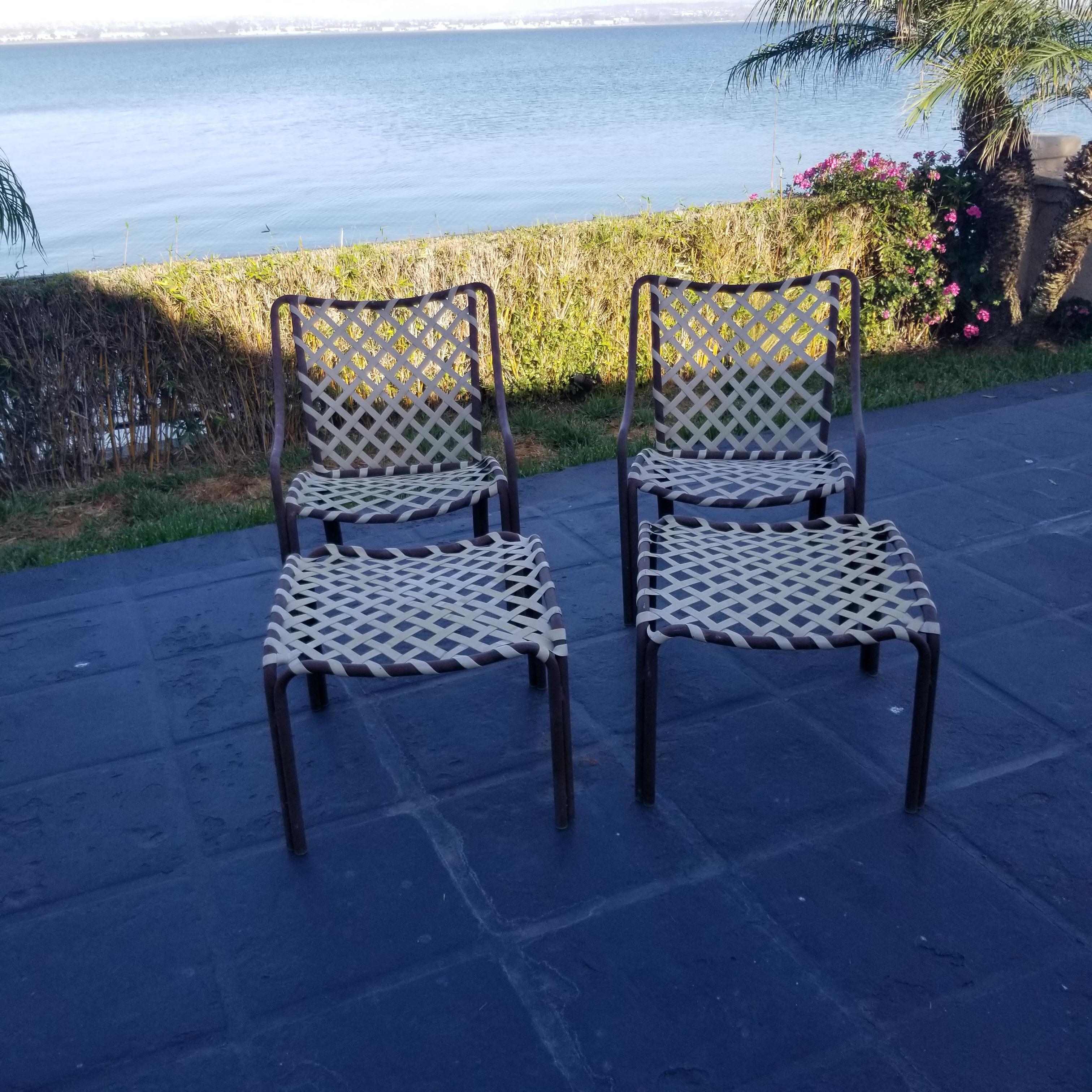 We are presenting:
Mid-Century Modern two patio outdoor lounge chairs with matching ottomans each chair
Brown and yellowed white straps
Style Tamiami by Brown Jordan Aluminum lightweight Patio chairs modern mid century.
Measures approximately;