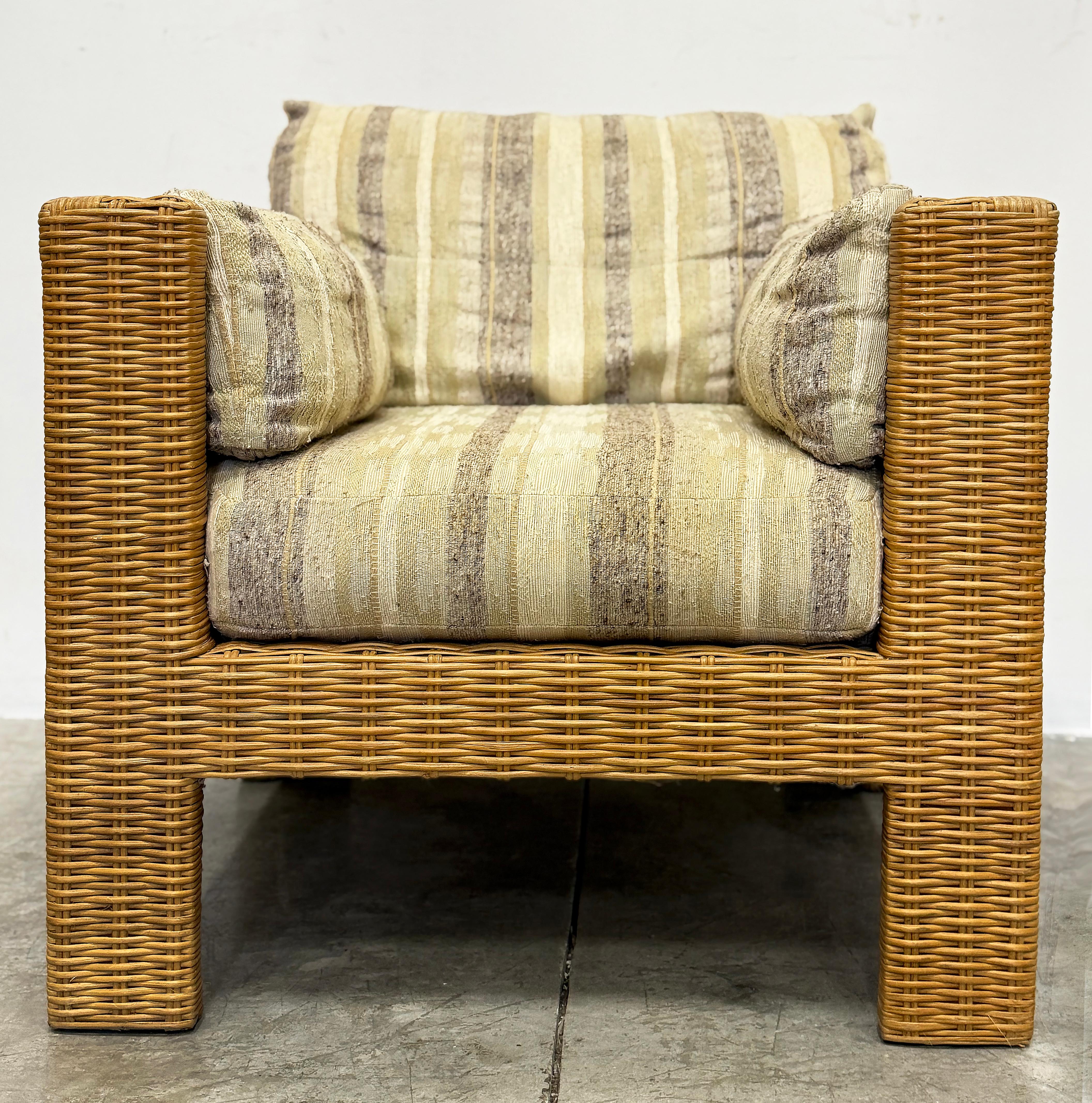 Vintage Brown Jordan Woven Wicker Cube Club Stühle Paar mit Polstern

Zum Verkauf angeboten wird ein Paar von  Hochwertige geflochtene Cube-Clubstühle von Brown Jordon. Die  Die Stühle sind mit losen, gestreiften, gewebten Leinenkissen im