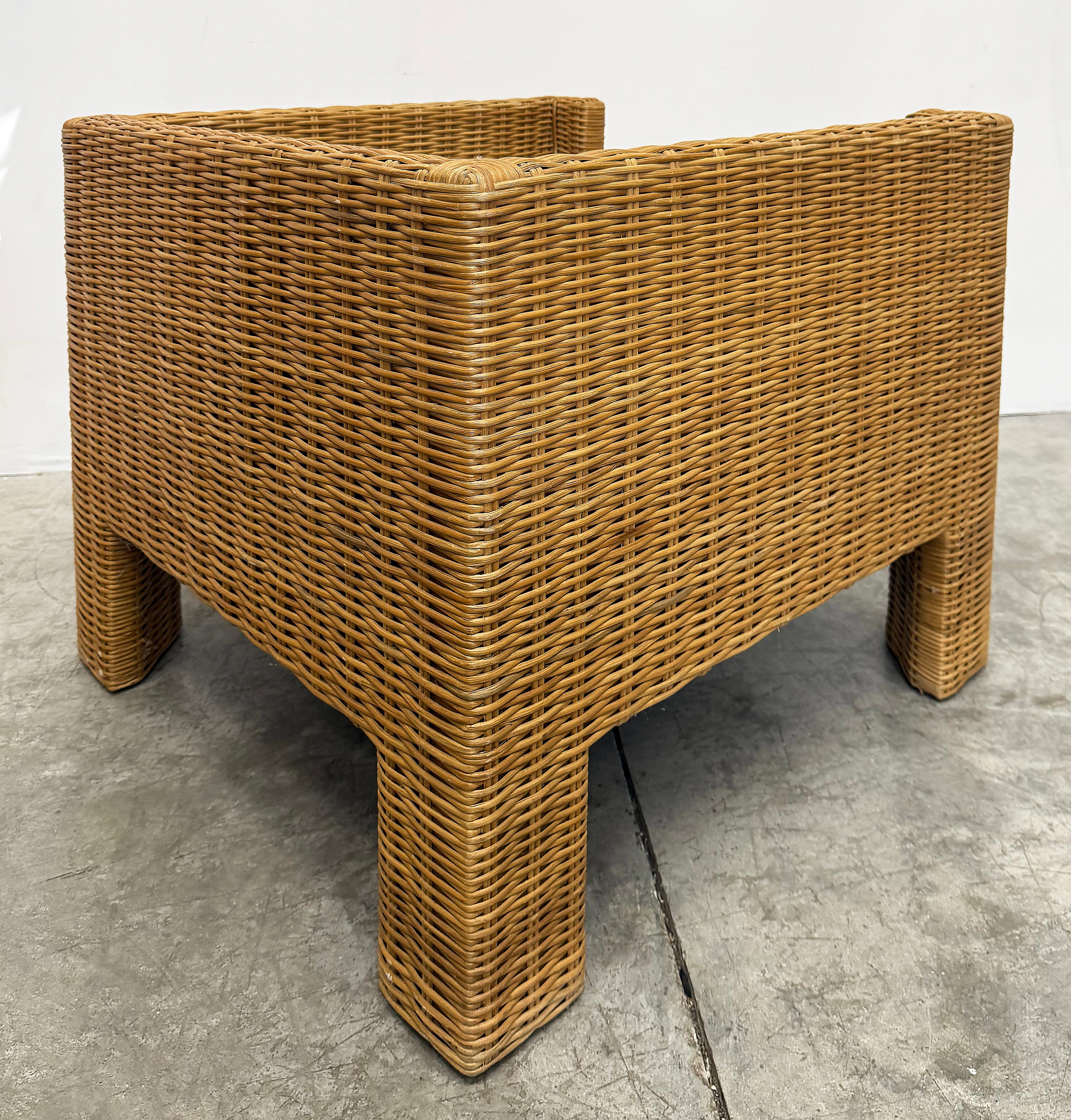 Vintage Brown Jordan Woven Cube Club Chairs Paar mit Kissen, markiert im Angebot 1
