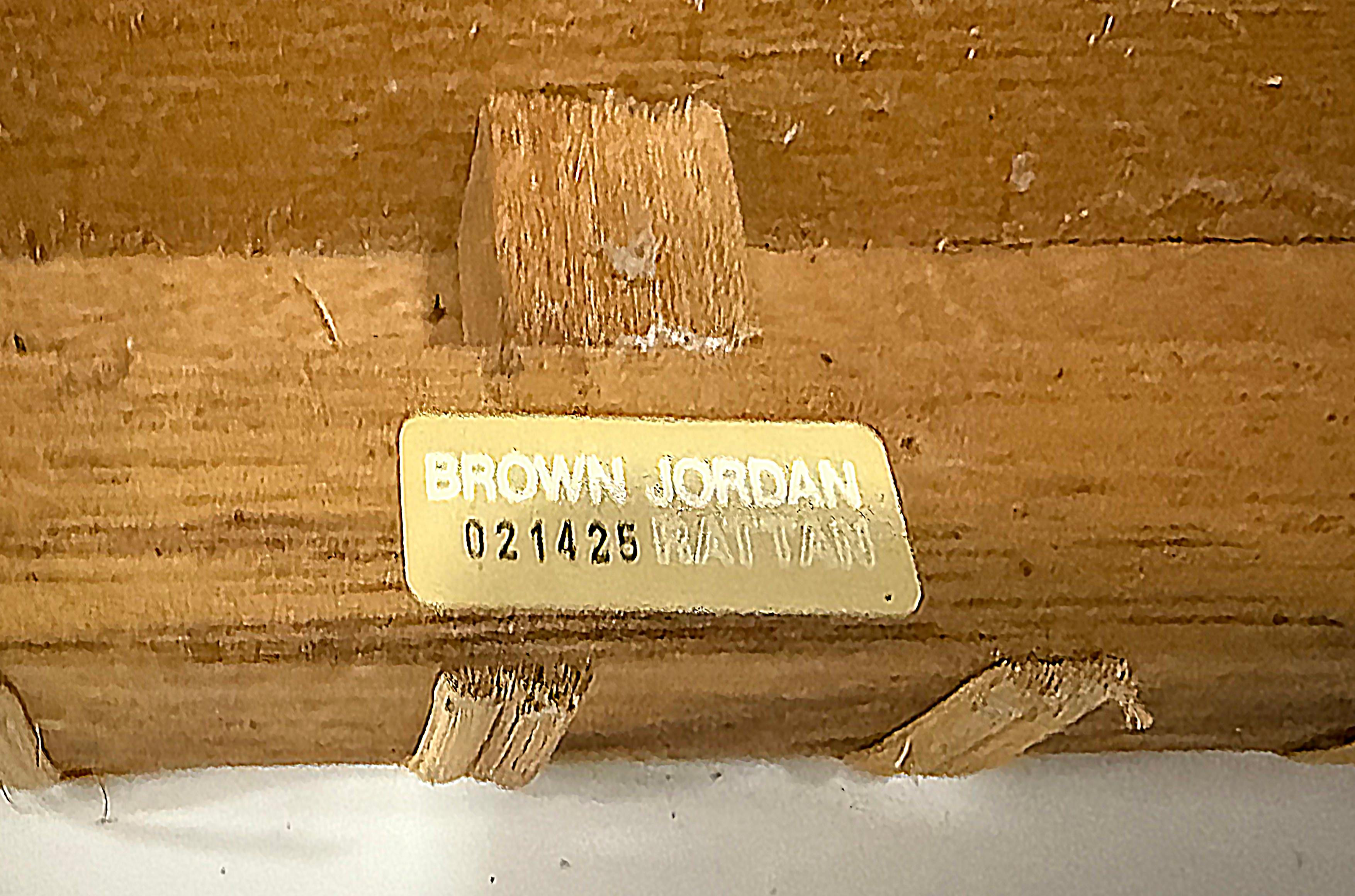 Mesa auxiliar vintage de mimbre tejido Brown Jordan con tapa de cristal, firmada Mimbre