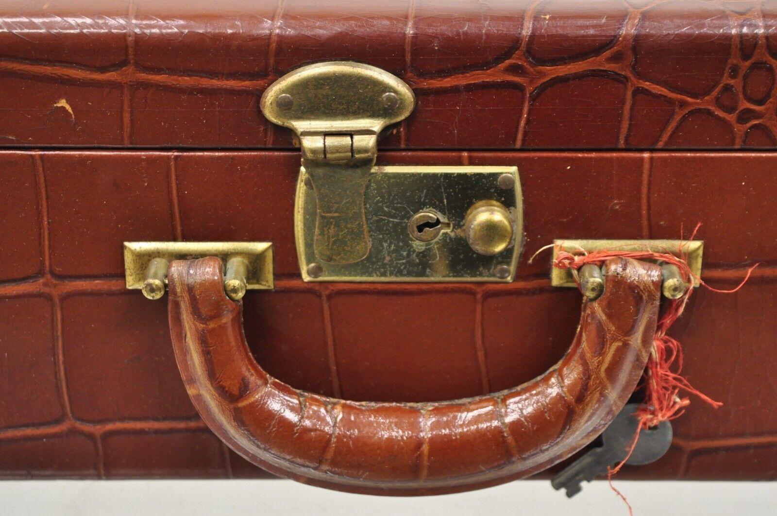 Début du 20ème siècle Vintage Brown Leather Art Deco Faux Crocodile Small Toiletry Travel Vanity Case en vente