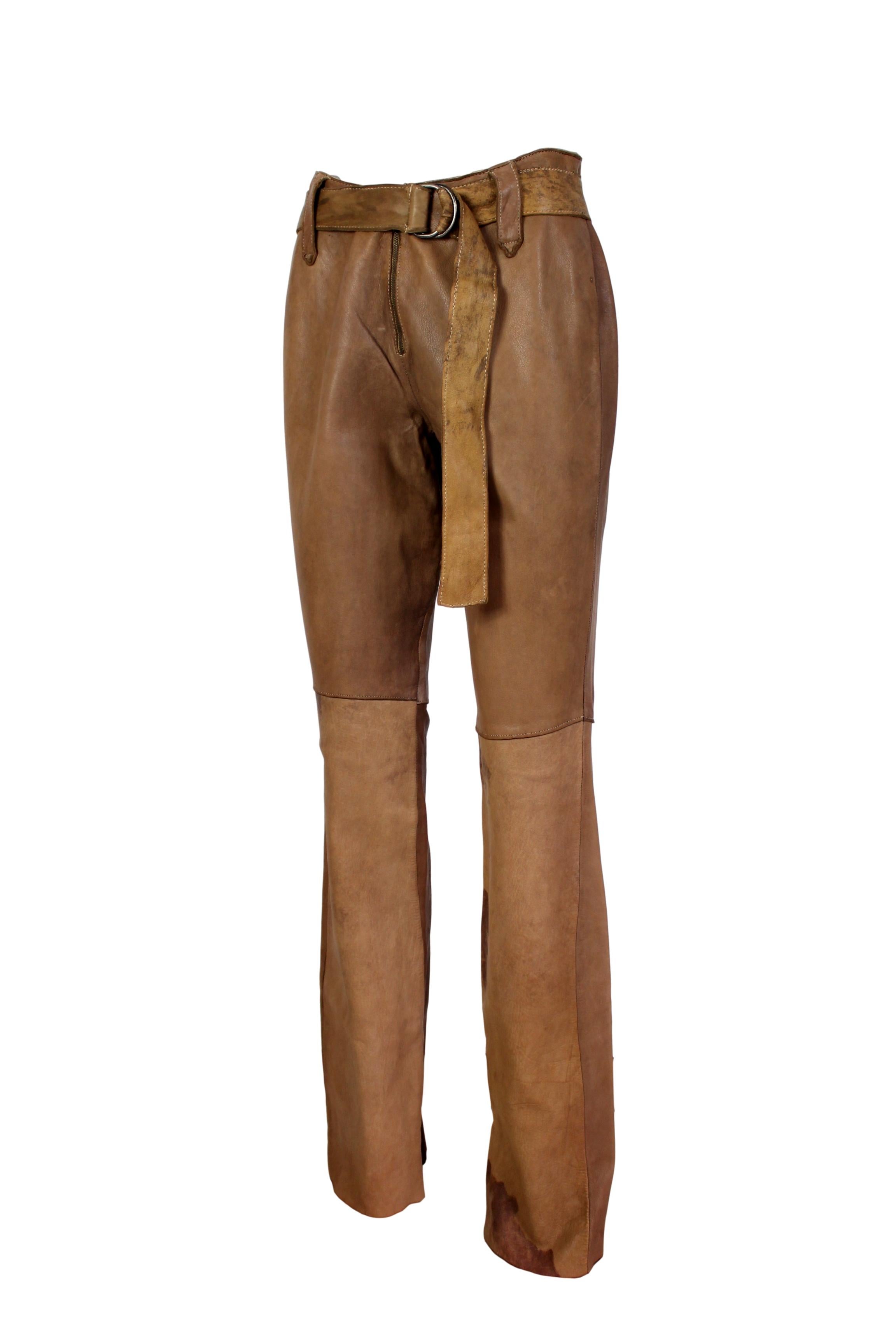Vintage leather trousers Phorms Milano 80s women's. Biker-style trousers, 100% leather, color beige and brown. Straight leg, internally unlined. Zip closure and adjustable waist belt. Made in Italy. New without tag. The darker parts you see on the