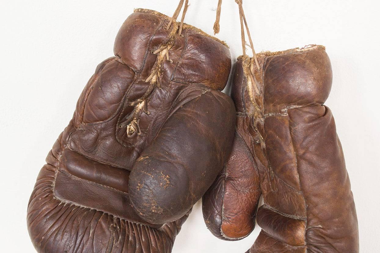 Vintage Brown Leather Boxing Gloves, circa 1940-1950 In Distressed Condition In Noord-Brabant, NL