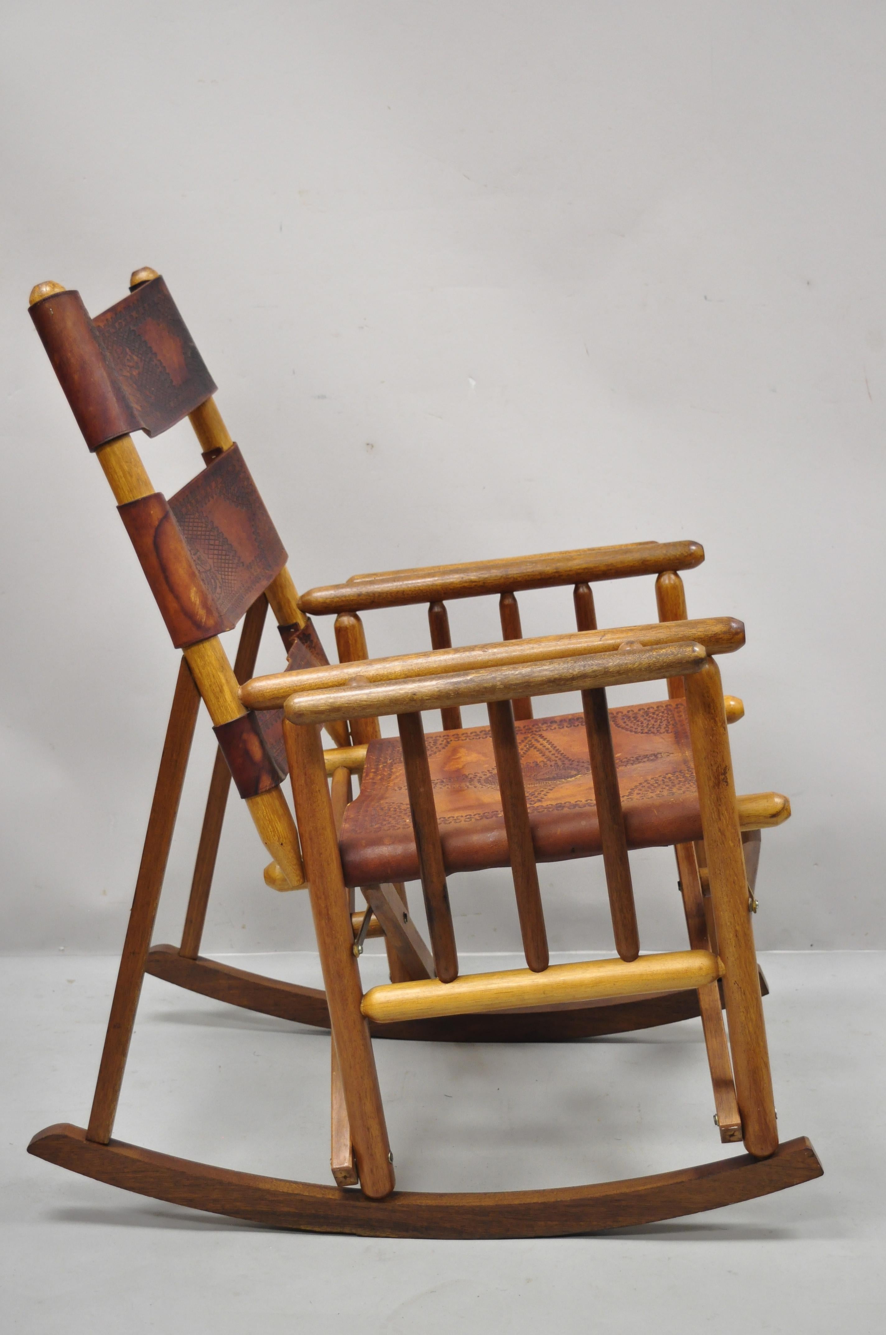 Arts and Crafts Vieux fauteuil à bascule pliant COSTA Rican en cuir marron style campagne