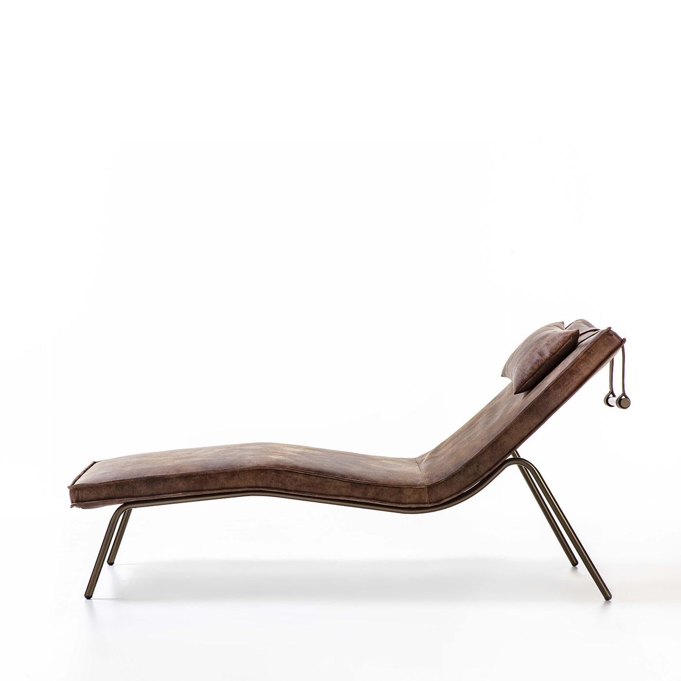 Showcasing a fluid silhouette crafted of bronzed cylindrical steel, padded in expanded polyurethane, and upholstered in vintage brown leather, this elegant chaise longue makes for the perfect spot for taking a nap or relax while reading a magazine.