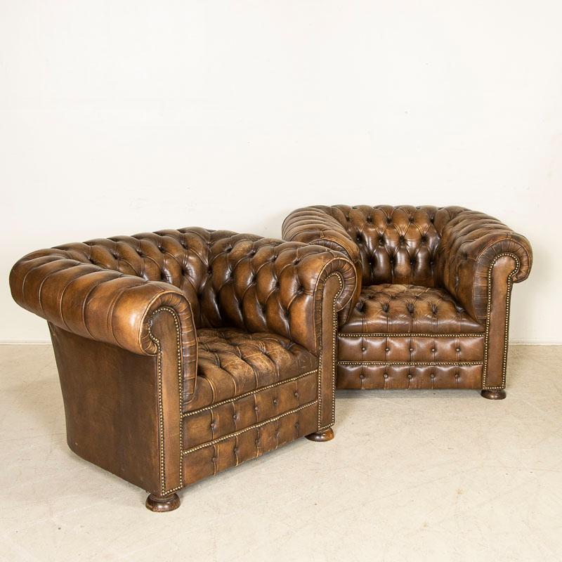 Vintage Brown Leather Chesterfield Sofa and Pair of Chesterfield Club Chairs, En 1