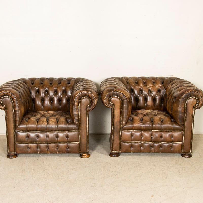 Vintage Brown Leather Chesterfield Sofa and Pair of Chesterfield Club Chairs, En 2