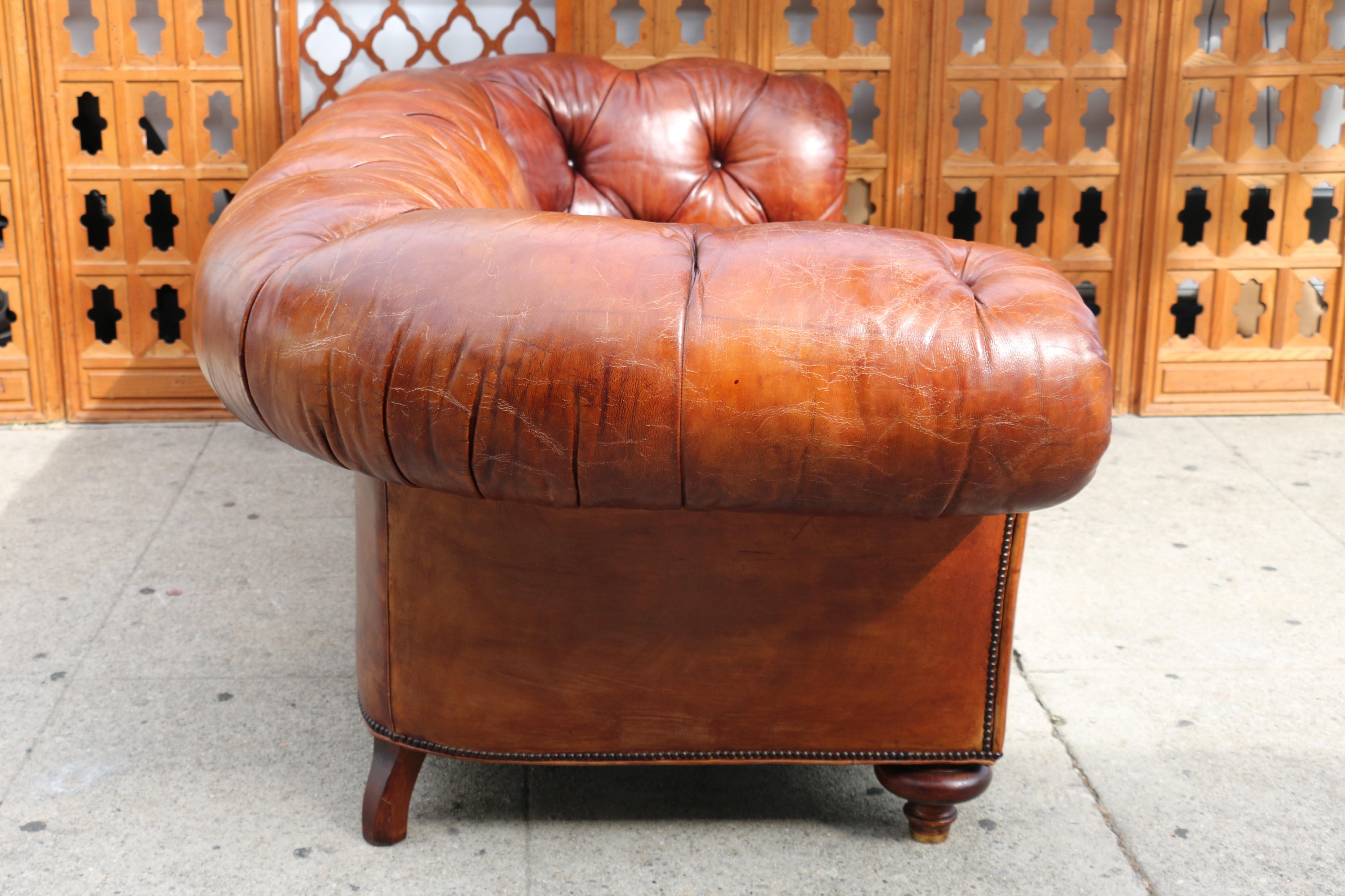 Vintage Brown Leder Chesterfield Sofa von Baker Möbel, CIRCA 1950's (Mitte des 20. Jahrhunderts) im Angebot