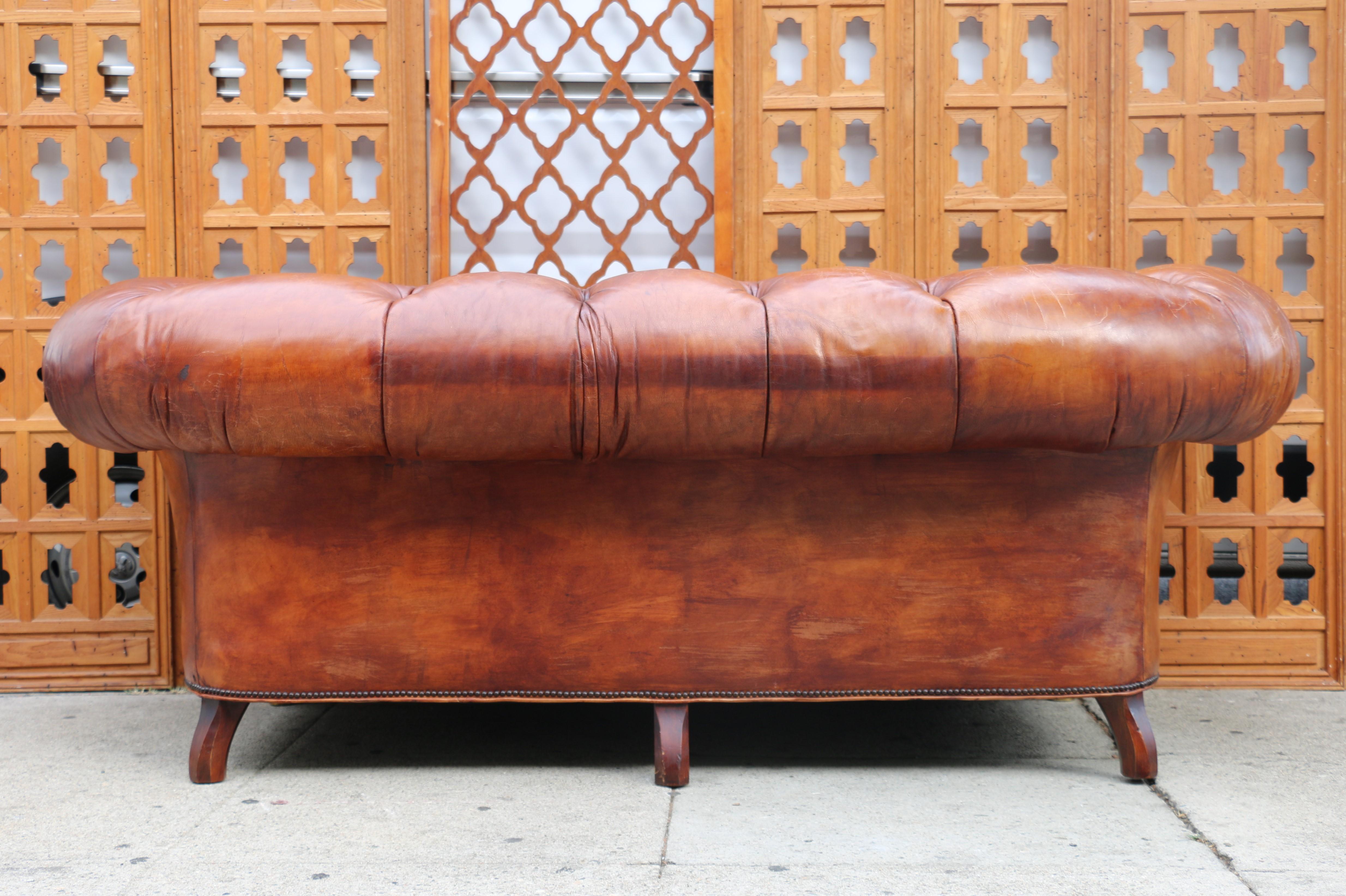 Vintage Brown Leder Chesterfield Sofa von Baker Möbel, CIRCA 1950's (Messing) im Angebot